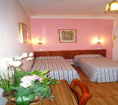 Photo of the whole room, Bed in Hôtel Du Brabant