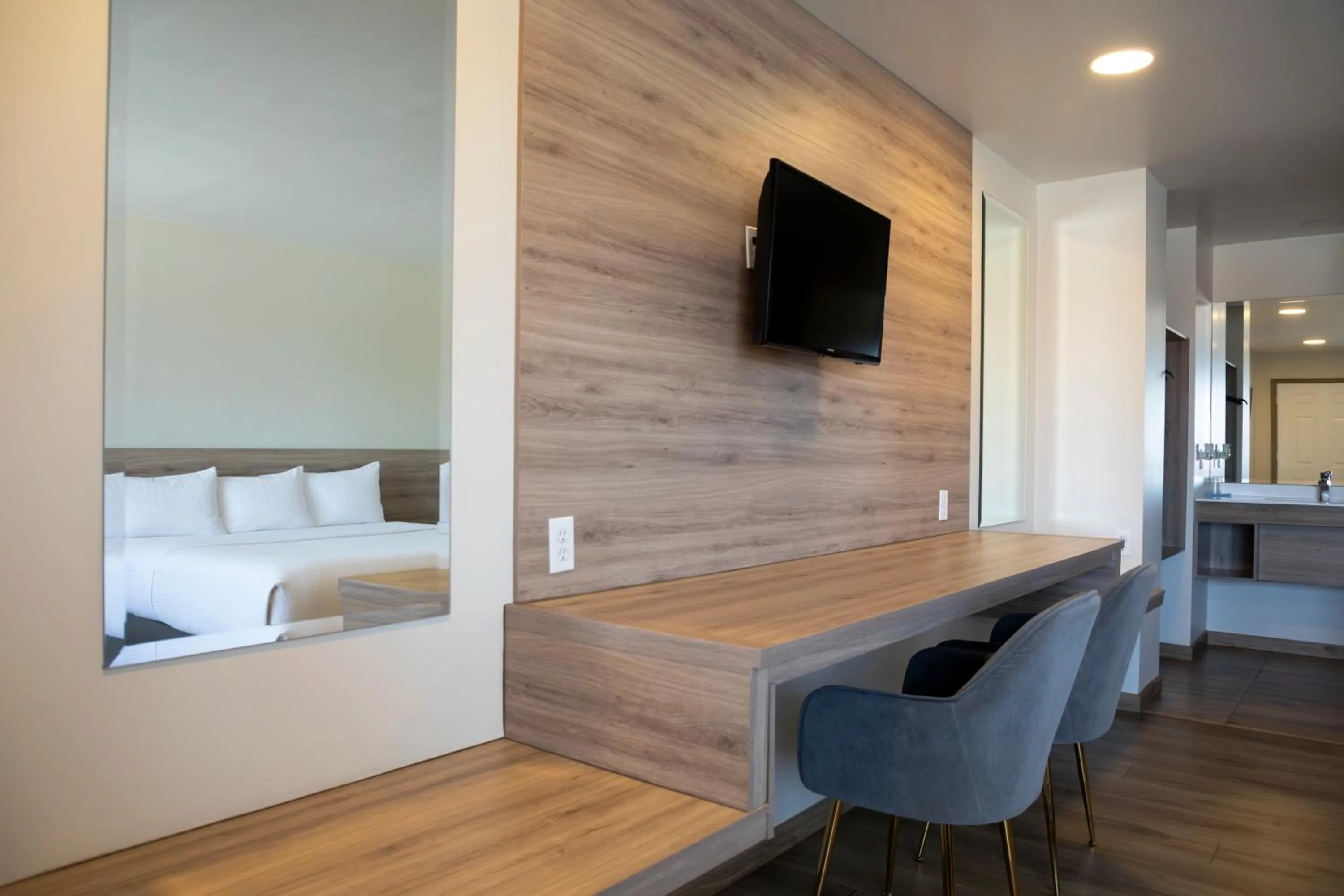 TV and multimedia, Bed in La Huerta Inn & Suites