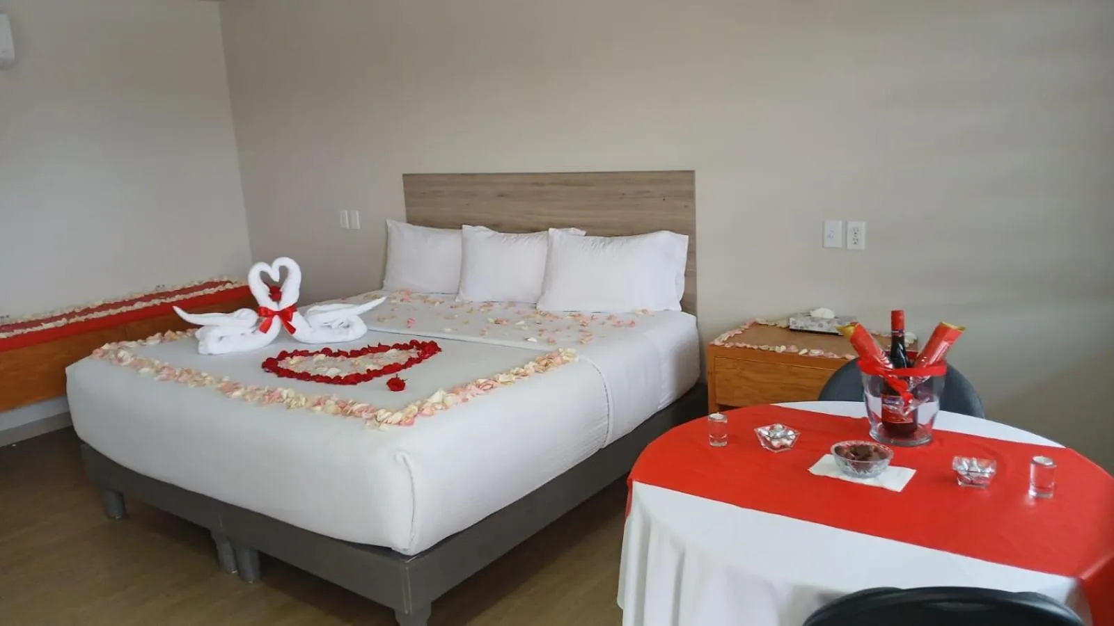 Bed in La Huerta Inn & Suites