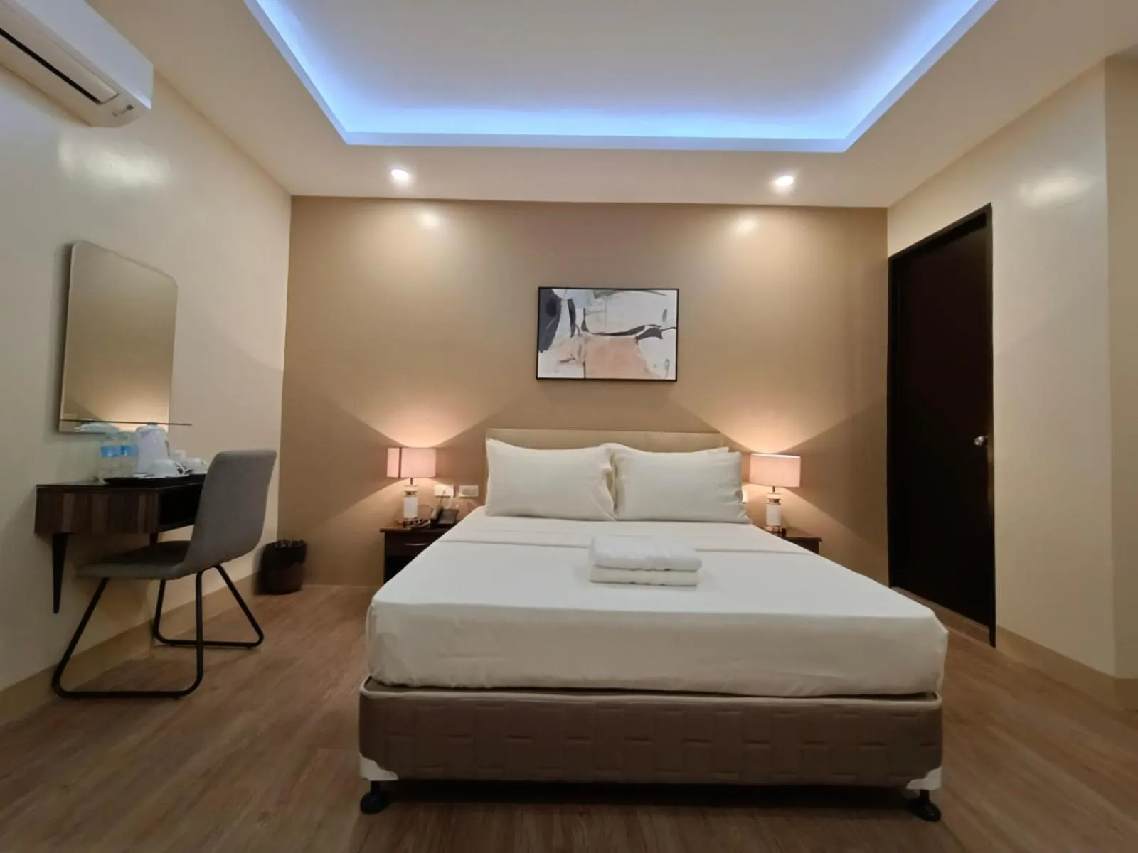 Photo of the whole room in Beaver Hotel