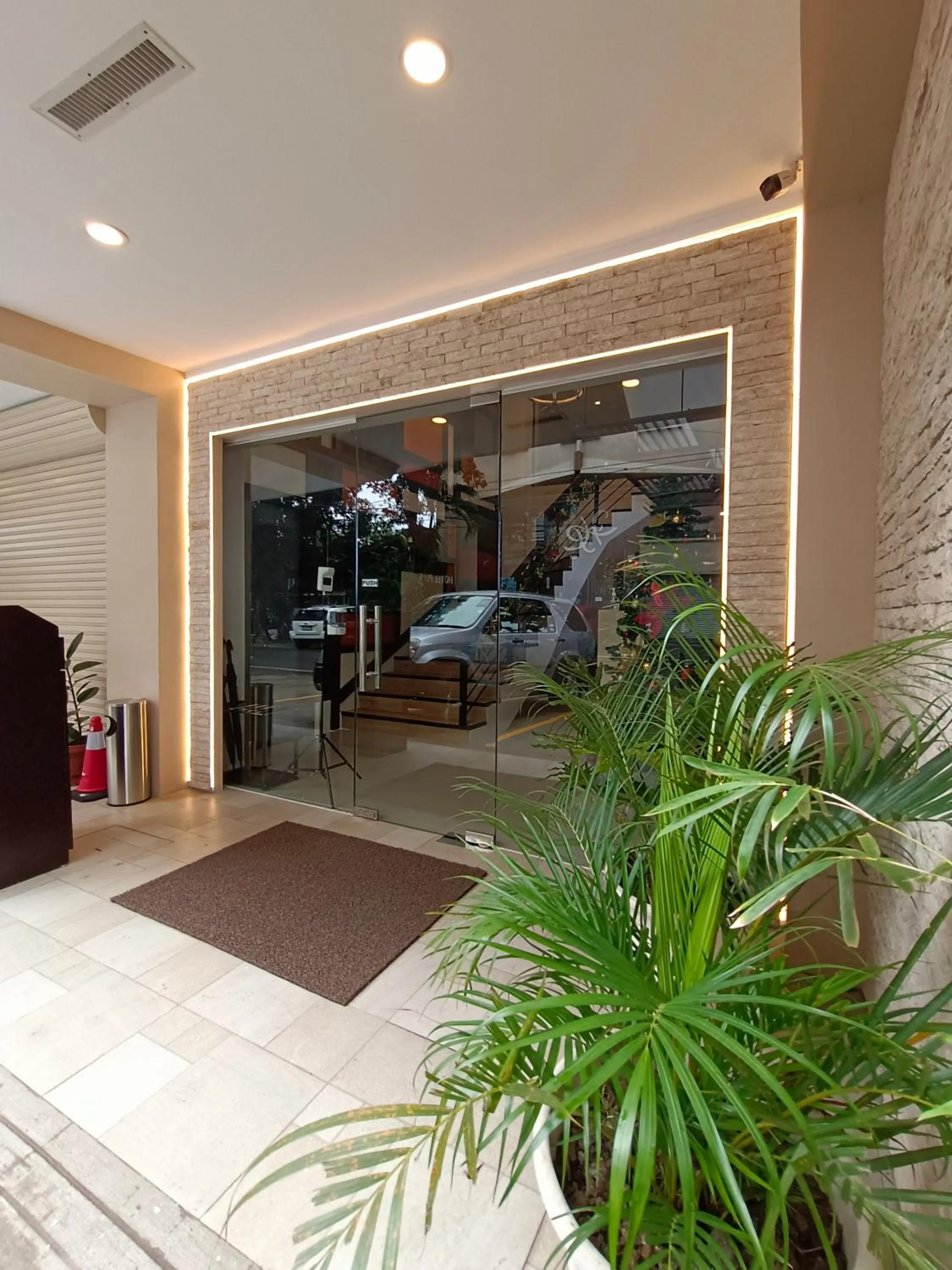 Facade/entrance in Beaver Hotel