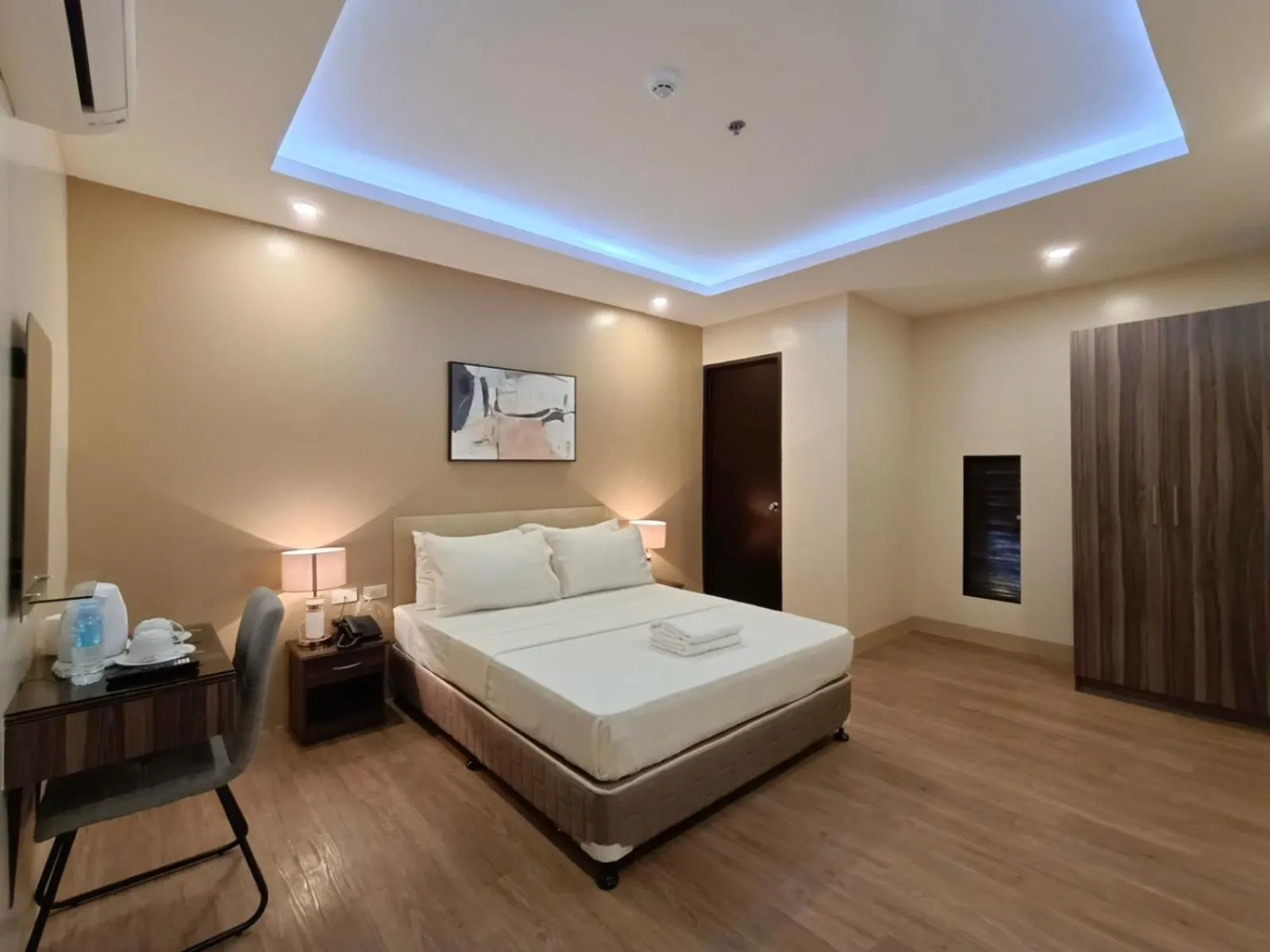 Photo of the whole room in Beaver Hotel