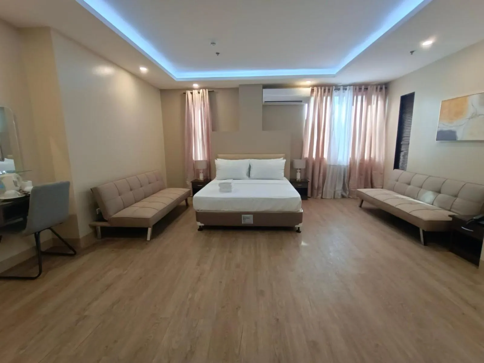 Photo of the whole room in Beaver Hotel