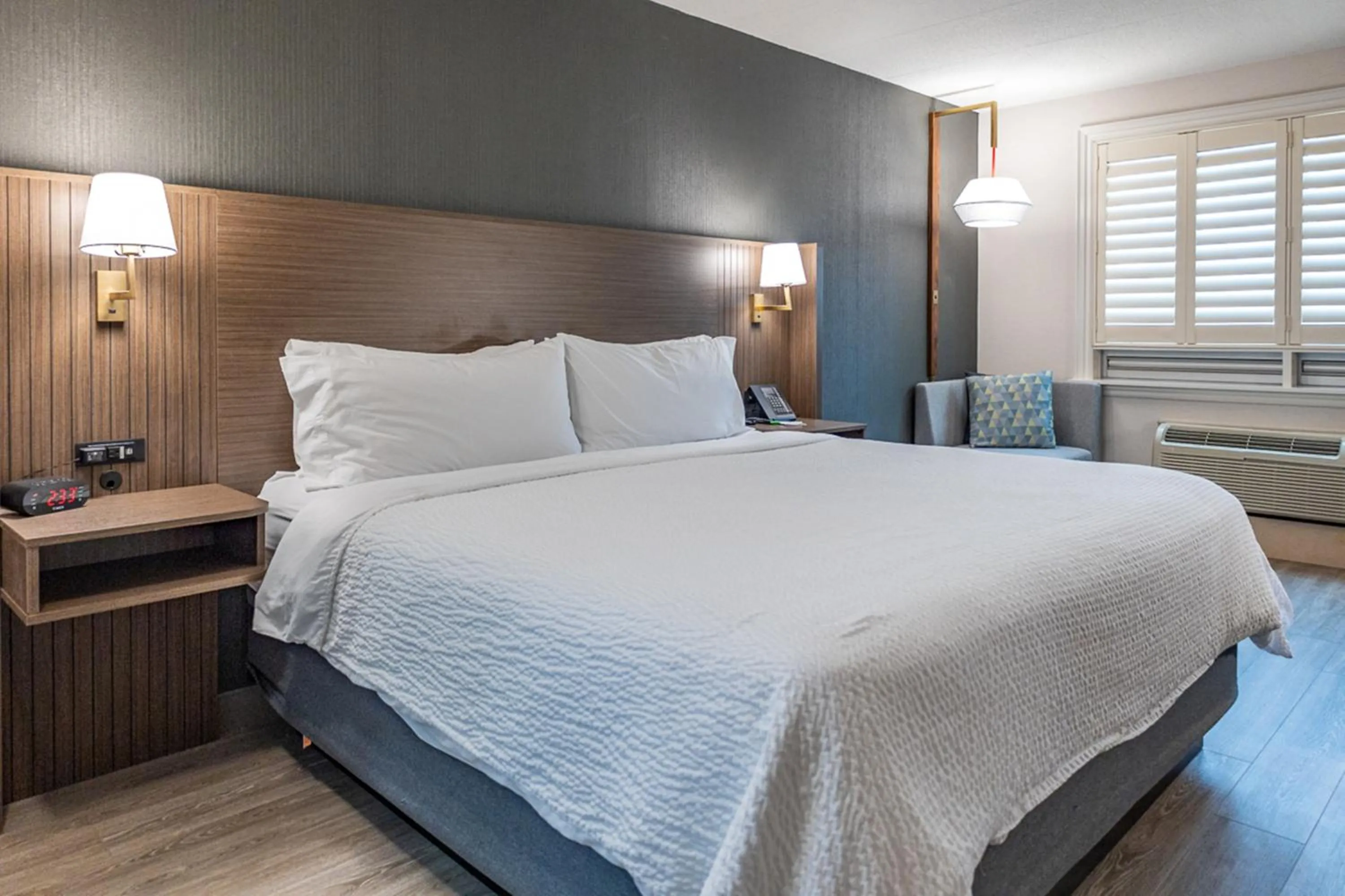 Bed in Holiday Inn Hotel & Suites St.Catharines-Niagara by IHG