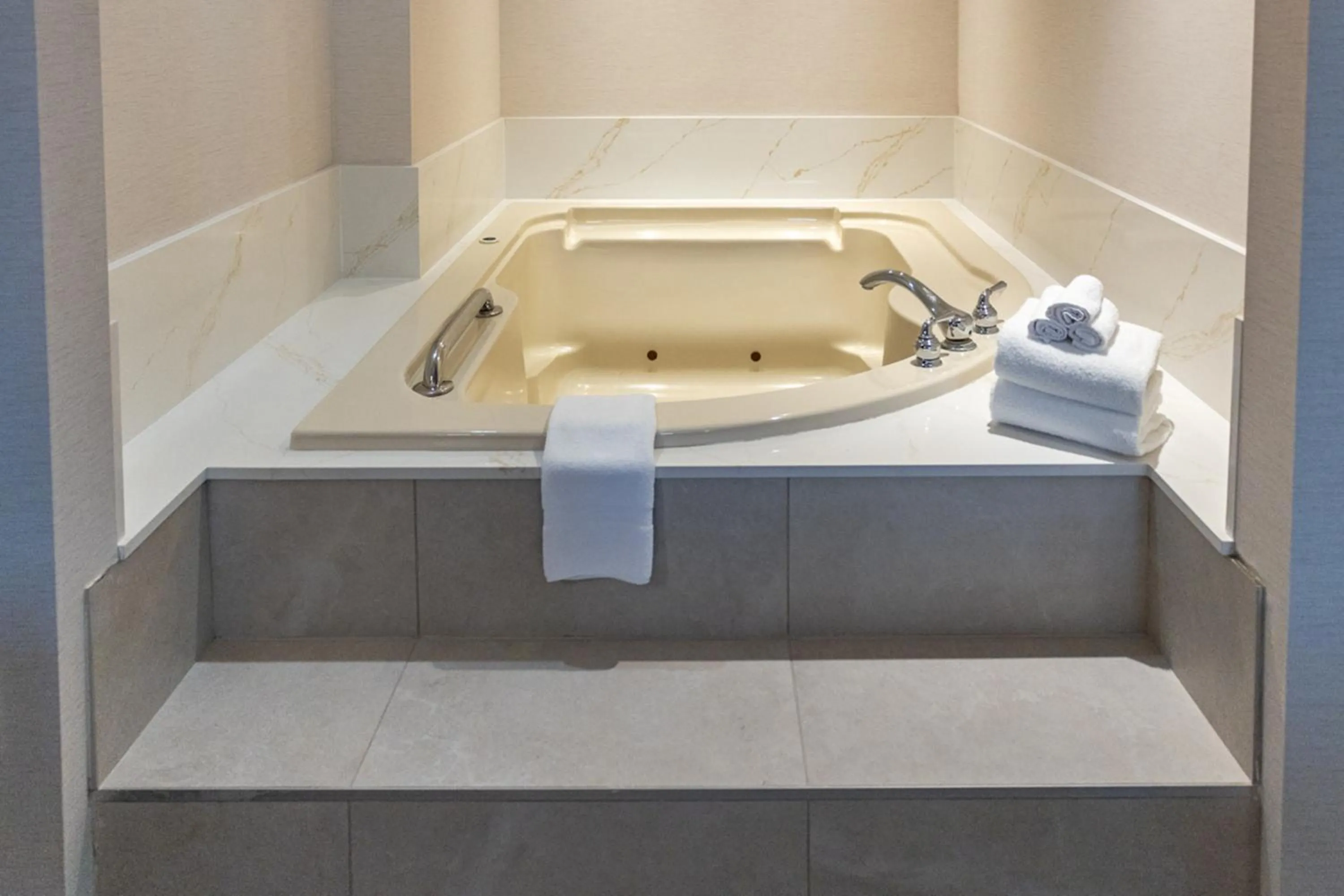 Hot Tub in Holiday Inn Hotel & Suites St.Catharines-Niagara by IHG