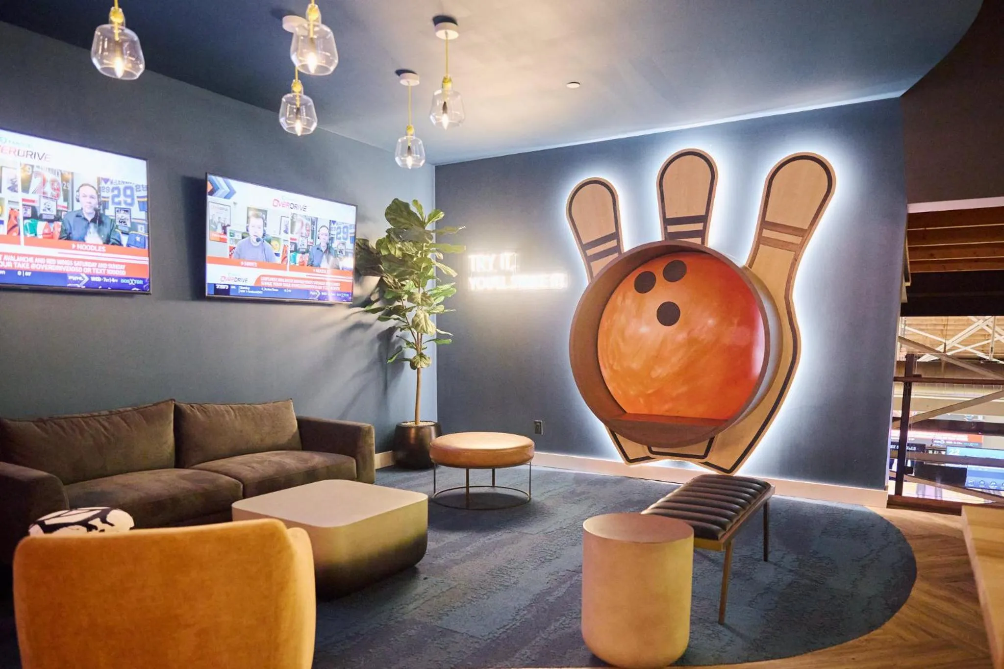 Lounge or bar in Holiday Inn Hotel & Suites St.Catharines-Niagara by IHG