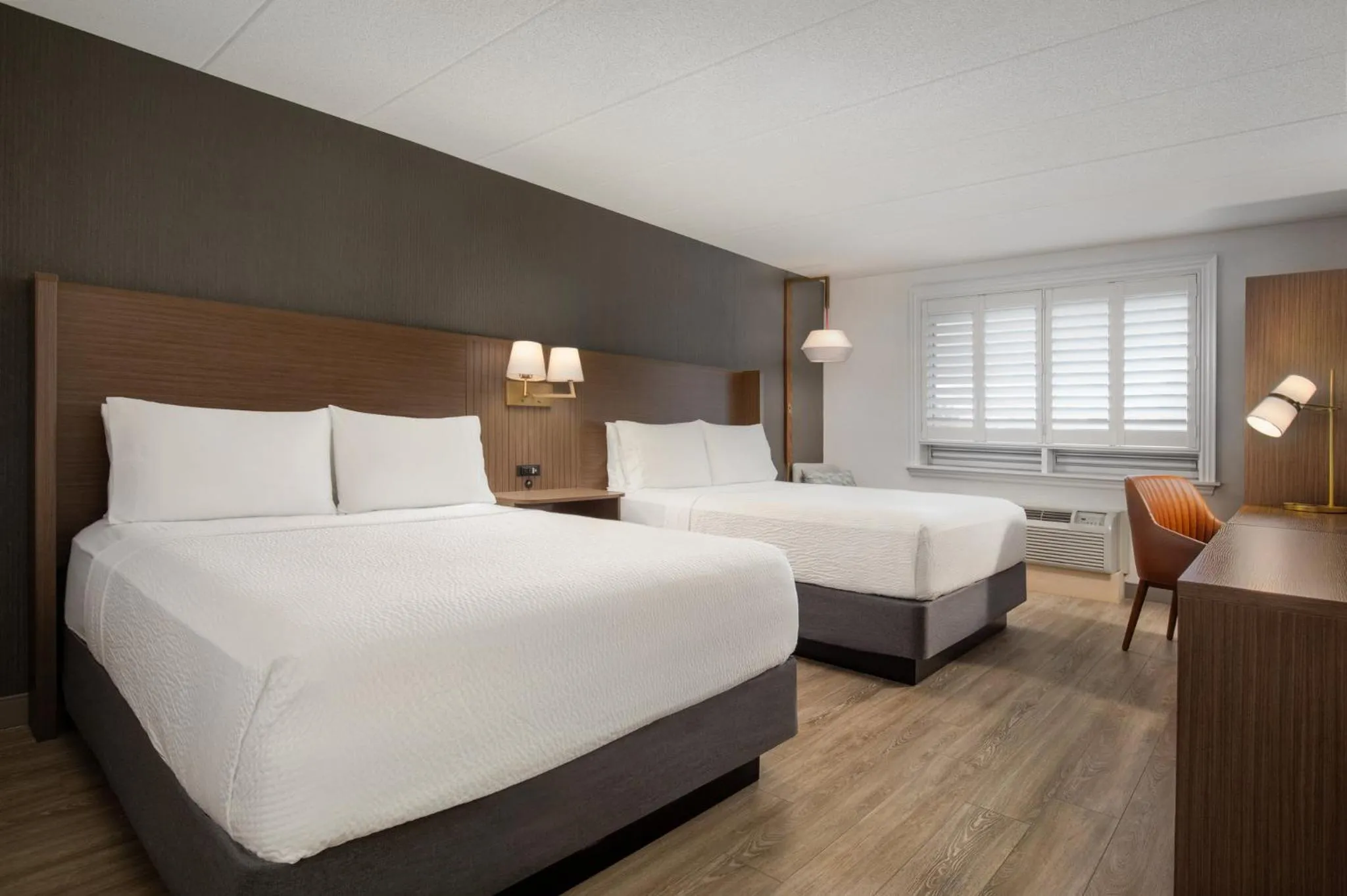 Photo of the whole room, Bed in Holiday Inn Hotel & Suites St.Catharines-Niagara by IHG