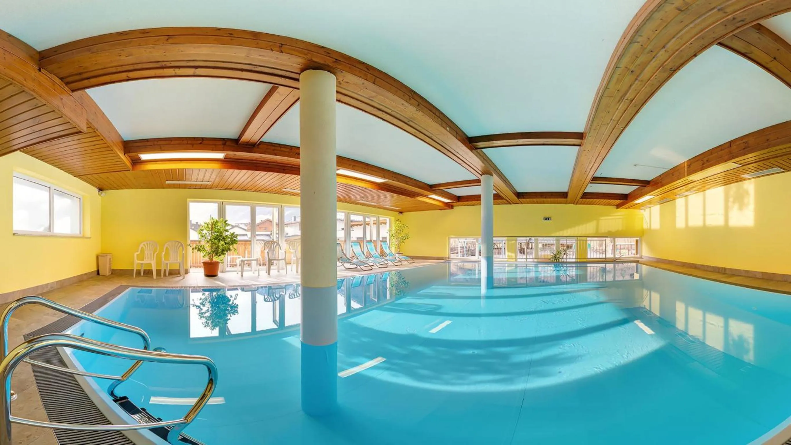 Swimming pool in Hotel-Pension Egger