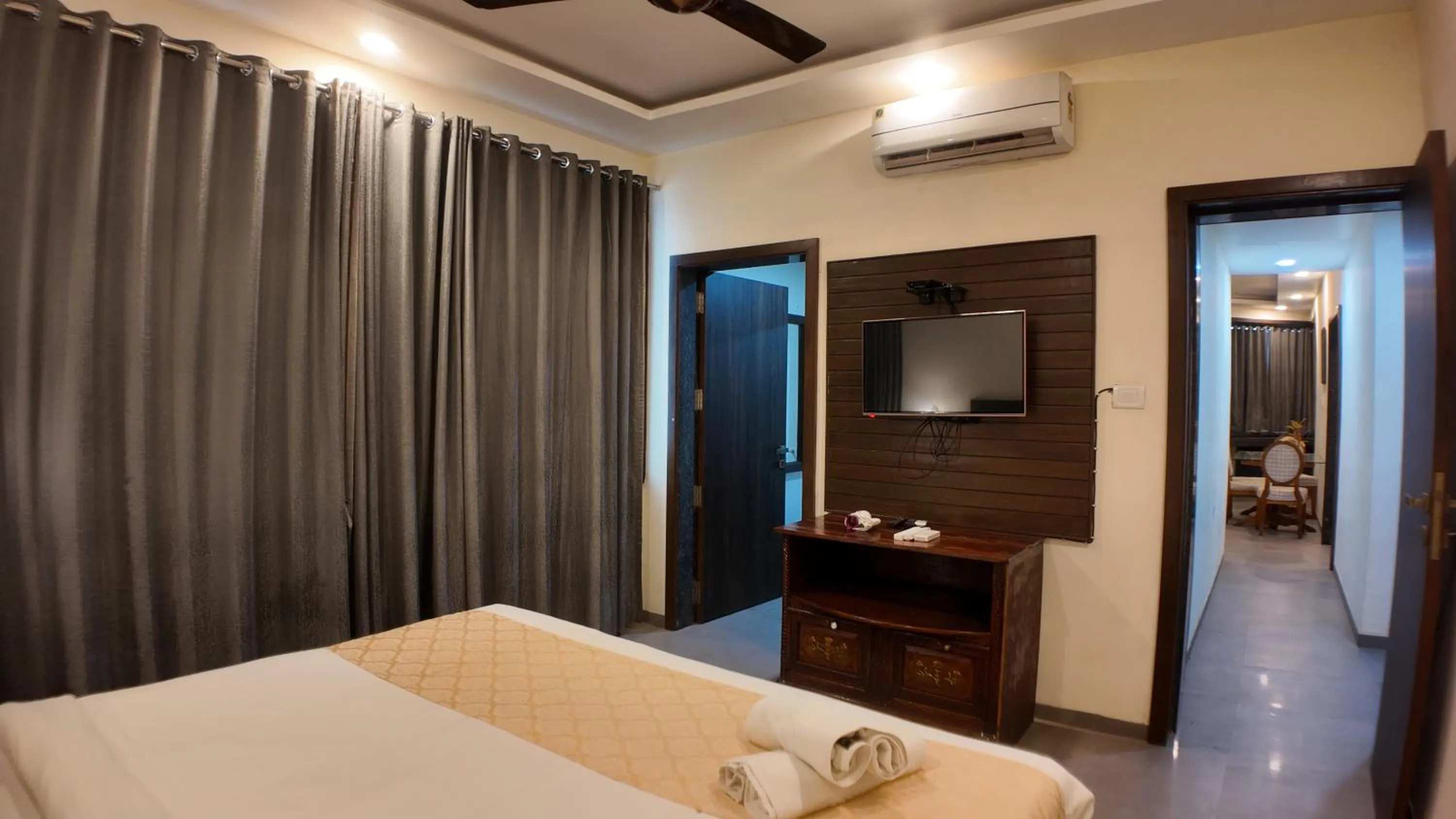 Communal lounge/ TV room, Bed in Mountain Breeze Resort, Mahabaleshwar