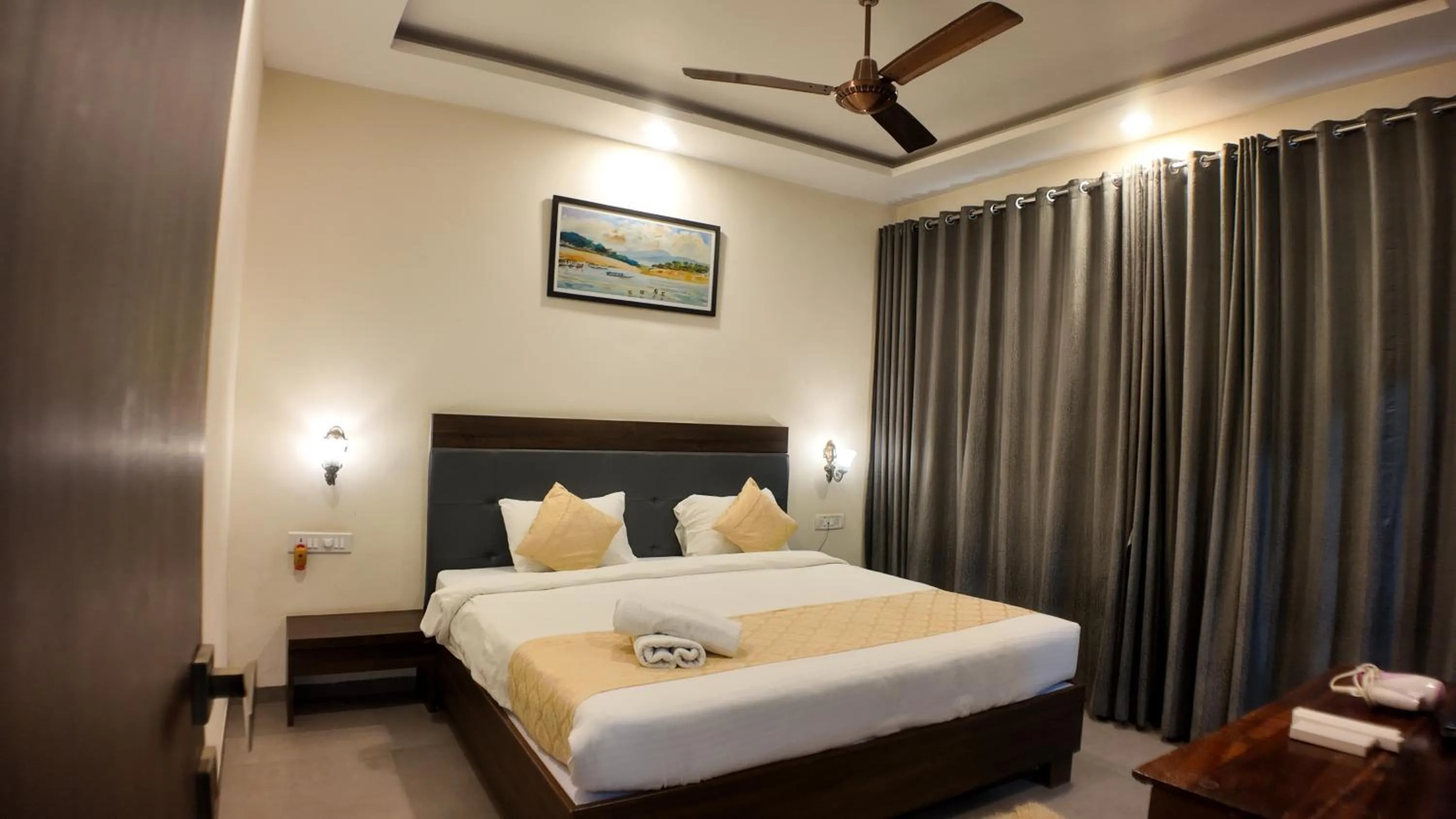 Bedroom, Bed in Mountain Breeze Resort, Mahabaleshwar