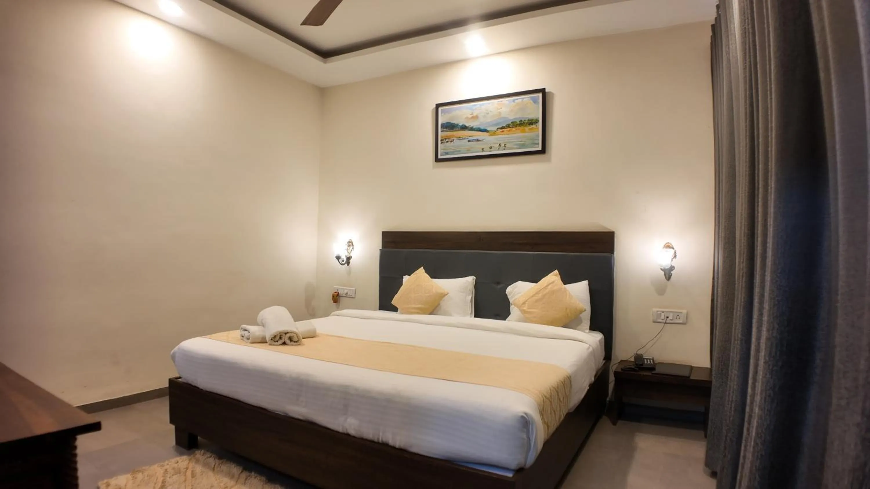 Bedroom, Bed in Mountain Breeze Resort, Mahabaleshwar
