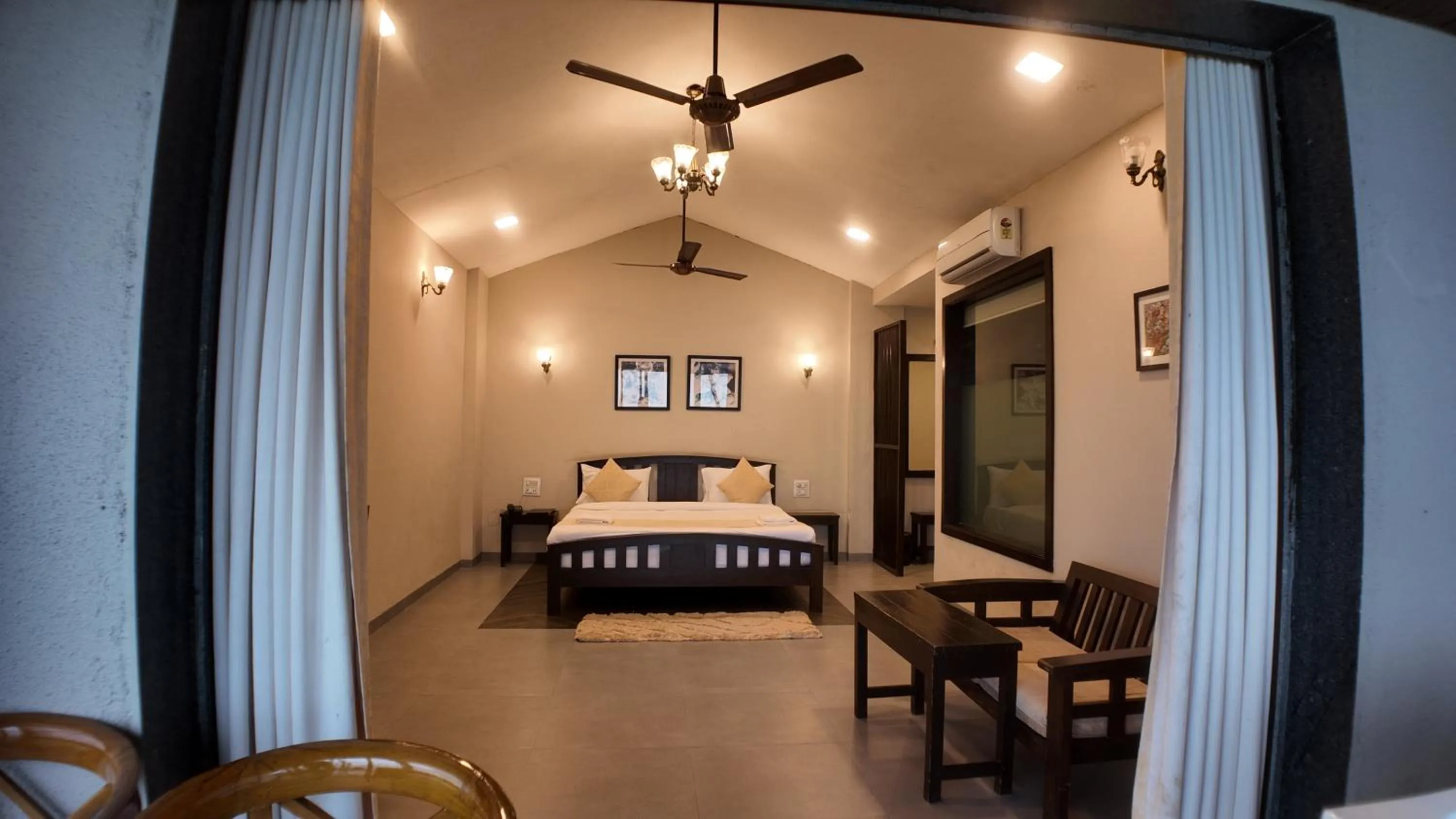 Bedroom, Bed in Mountain Breeze Resort, Mahabaleshwar