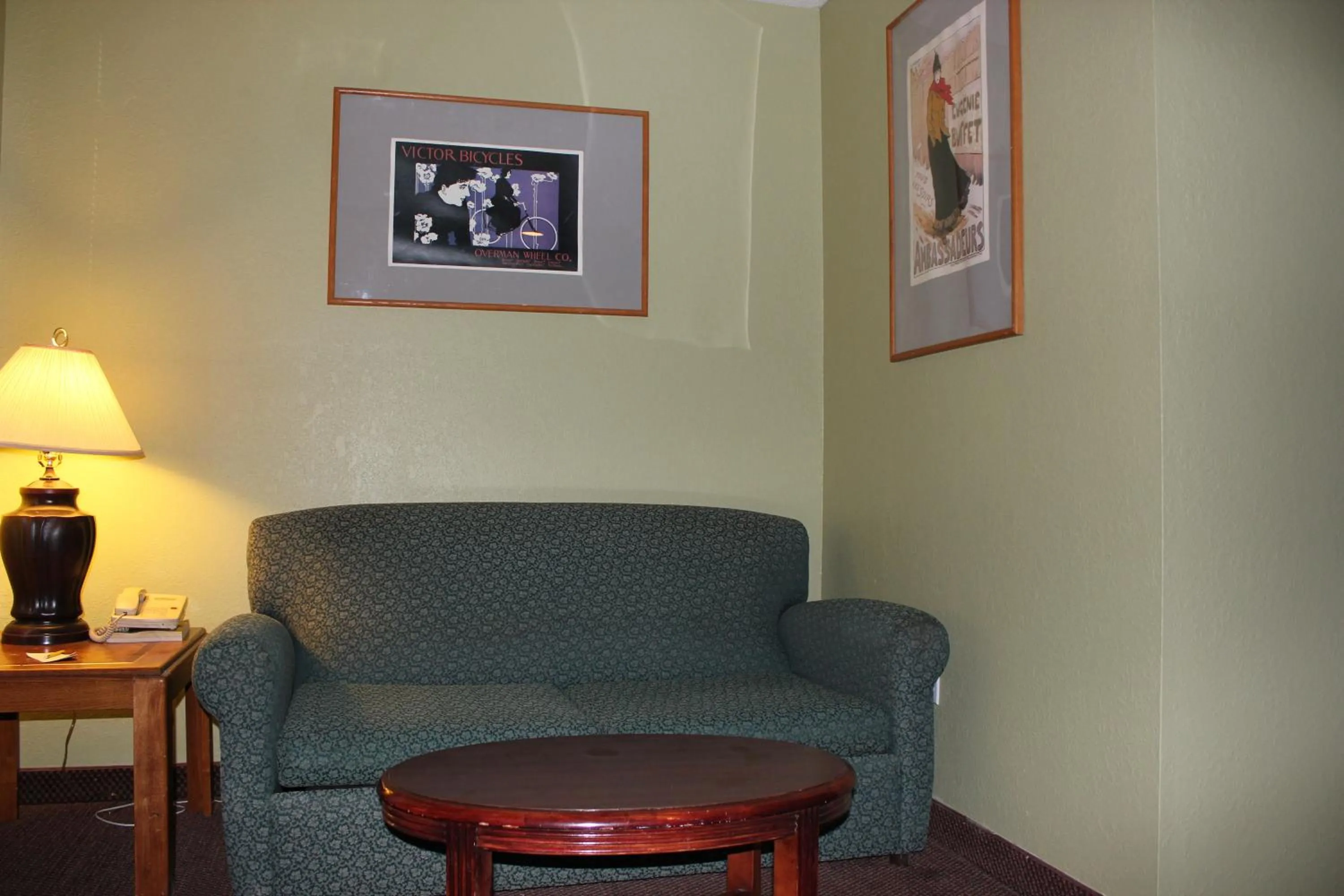Living room, Seating Area in Oakhill Inn Tahlequah