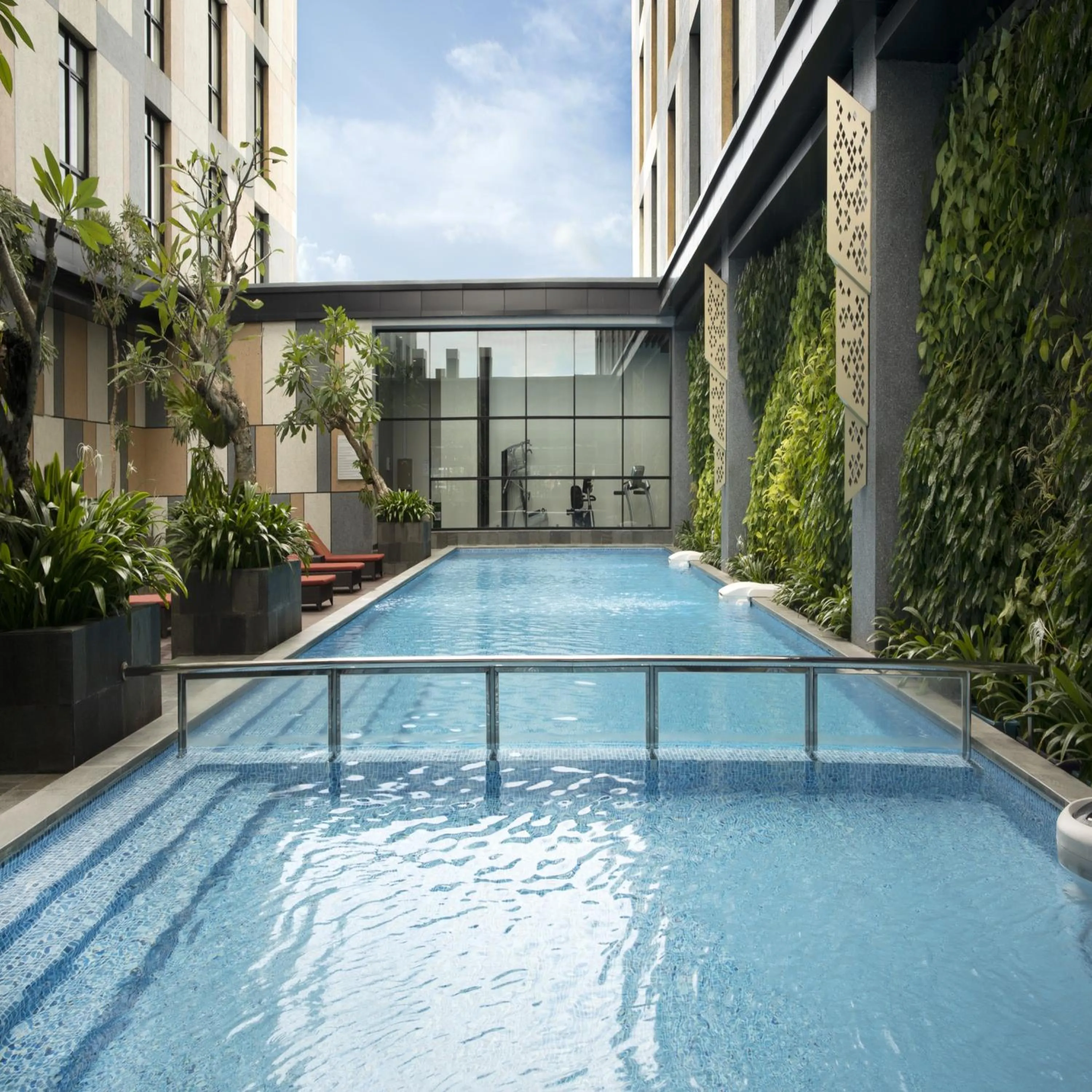Swimming pool in Hotel Santika Premiere Padang