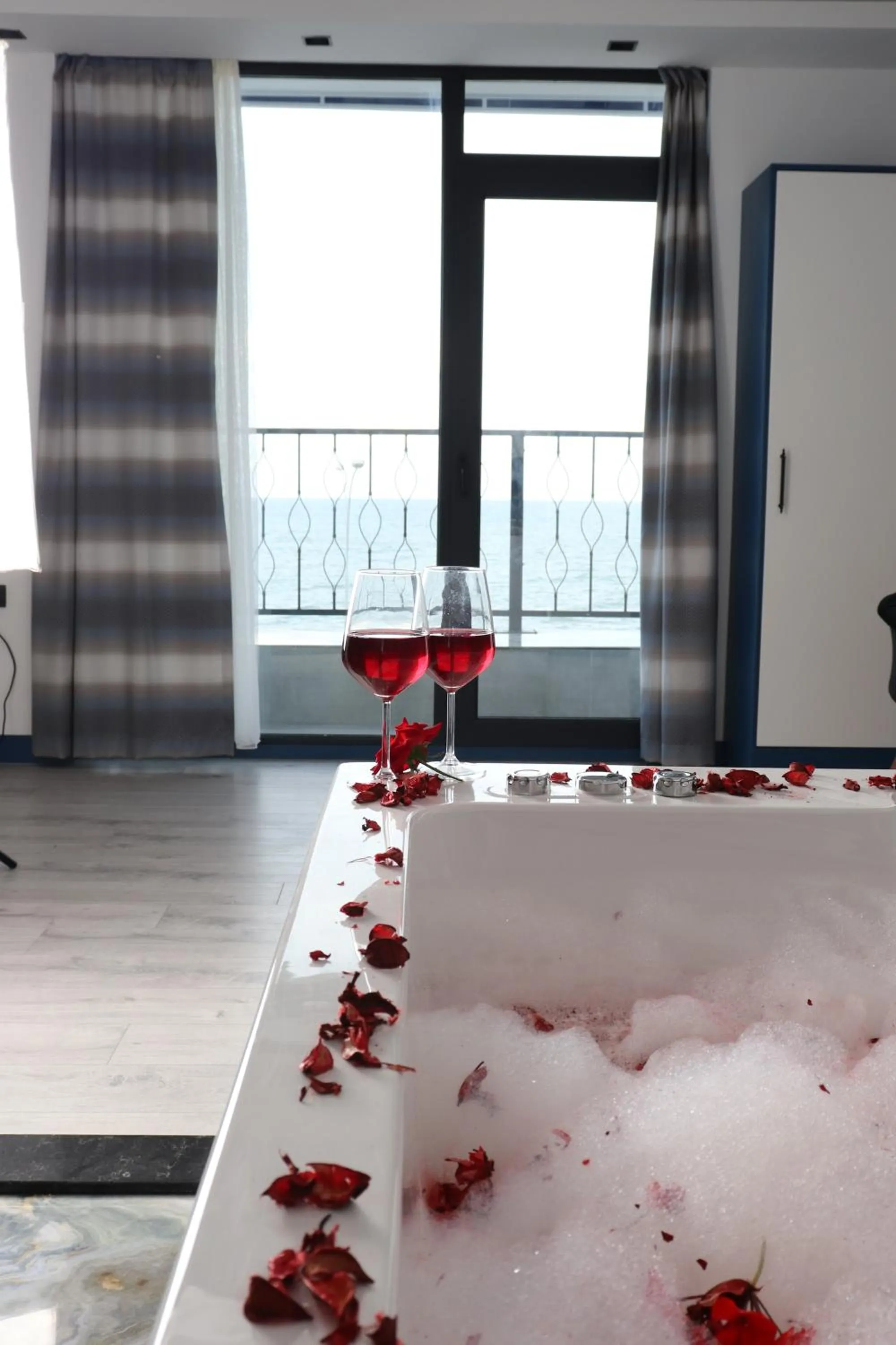 Hot Tub in Blue Ay Boutique Hotel