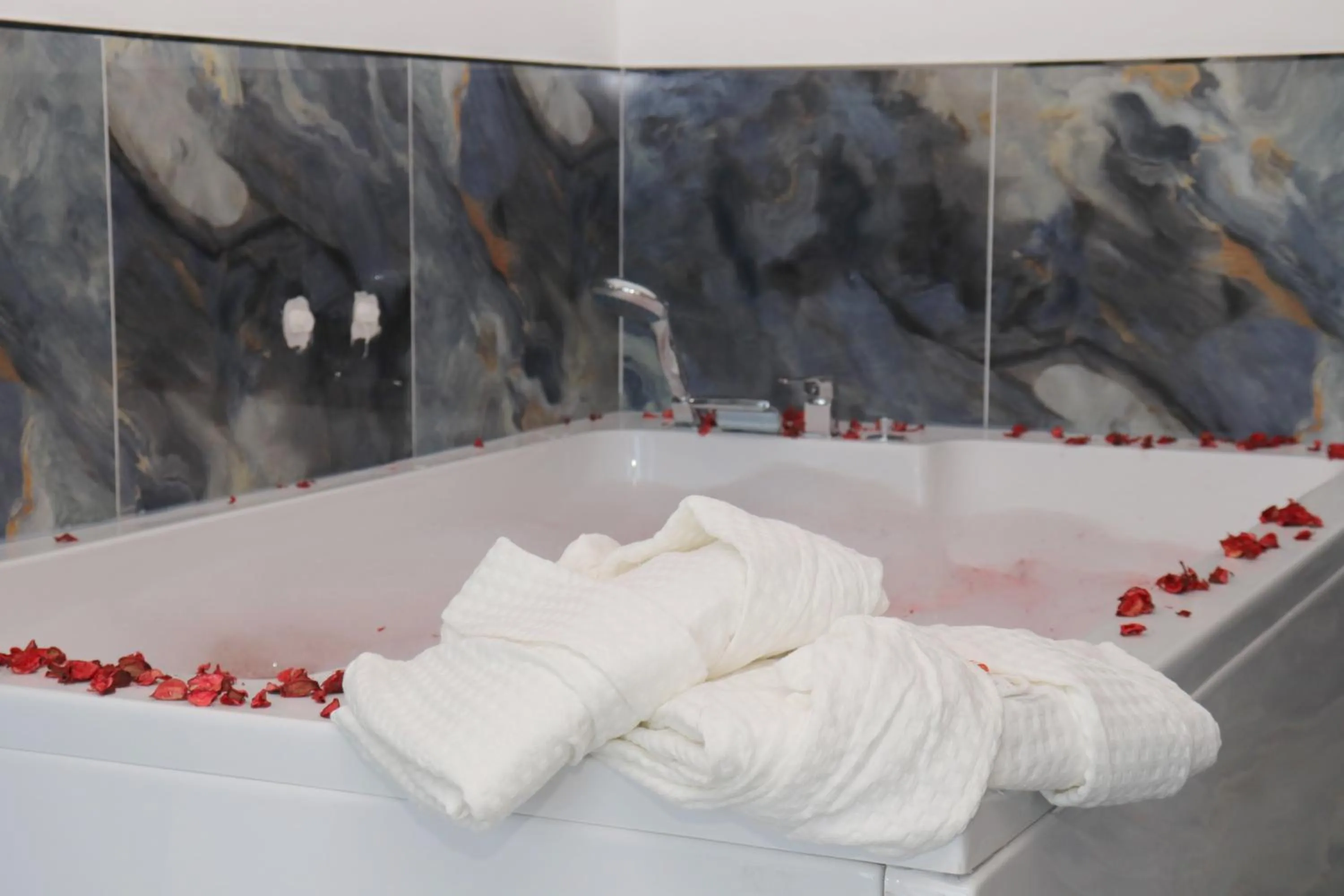 Hot Tub in Blue Ay Boutique Hotel