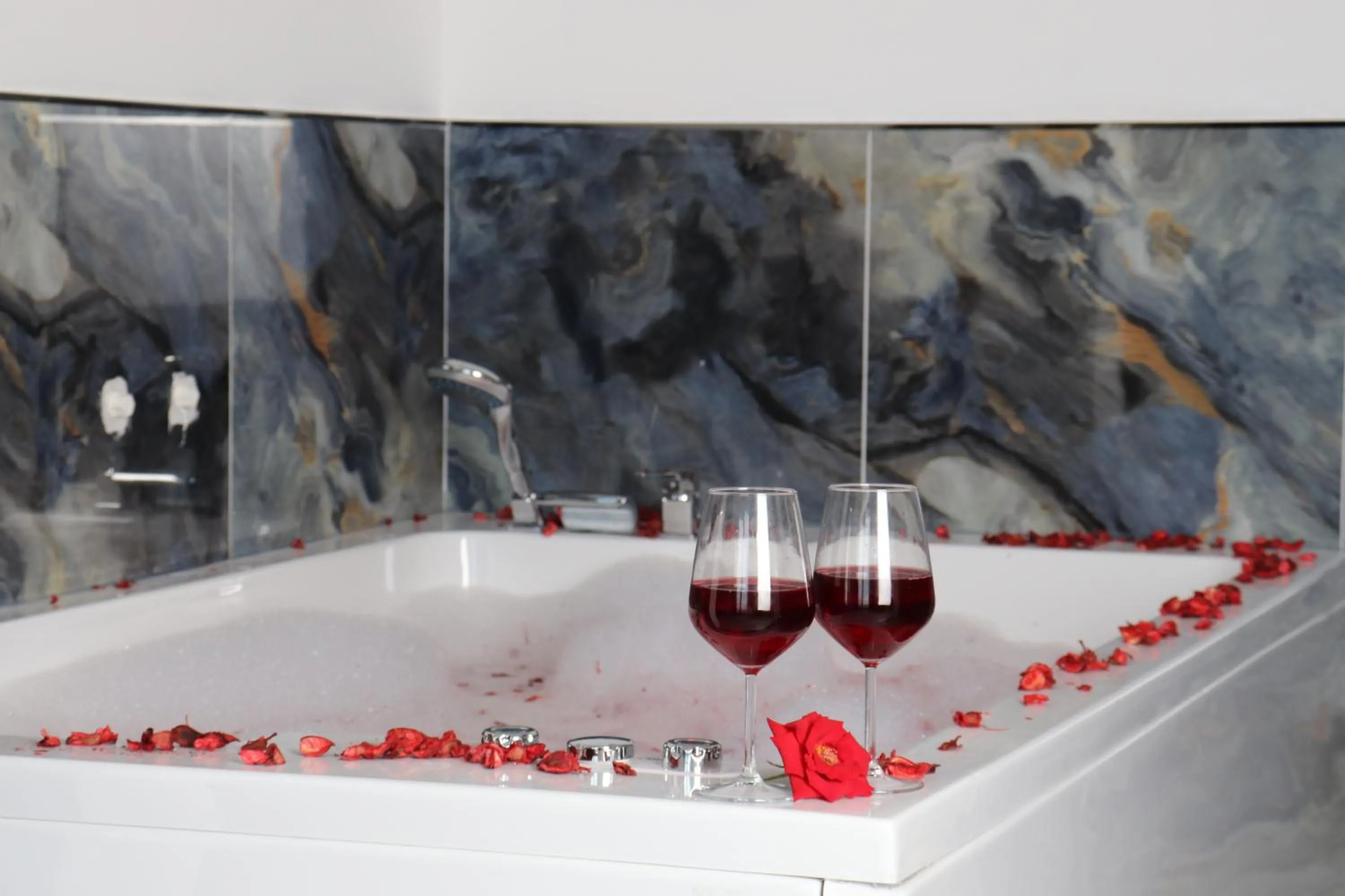 Hot Tub in Blue Ay Boutique Hotel