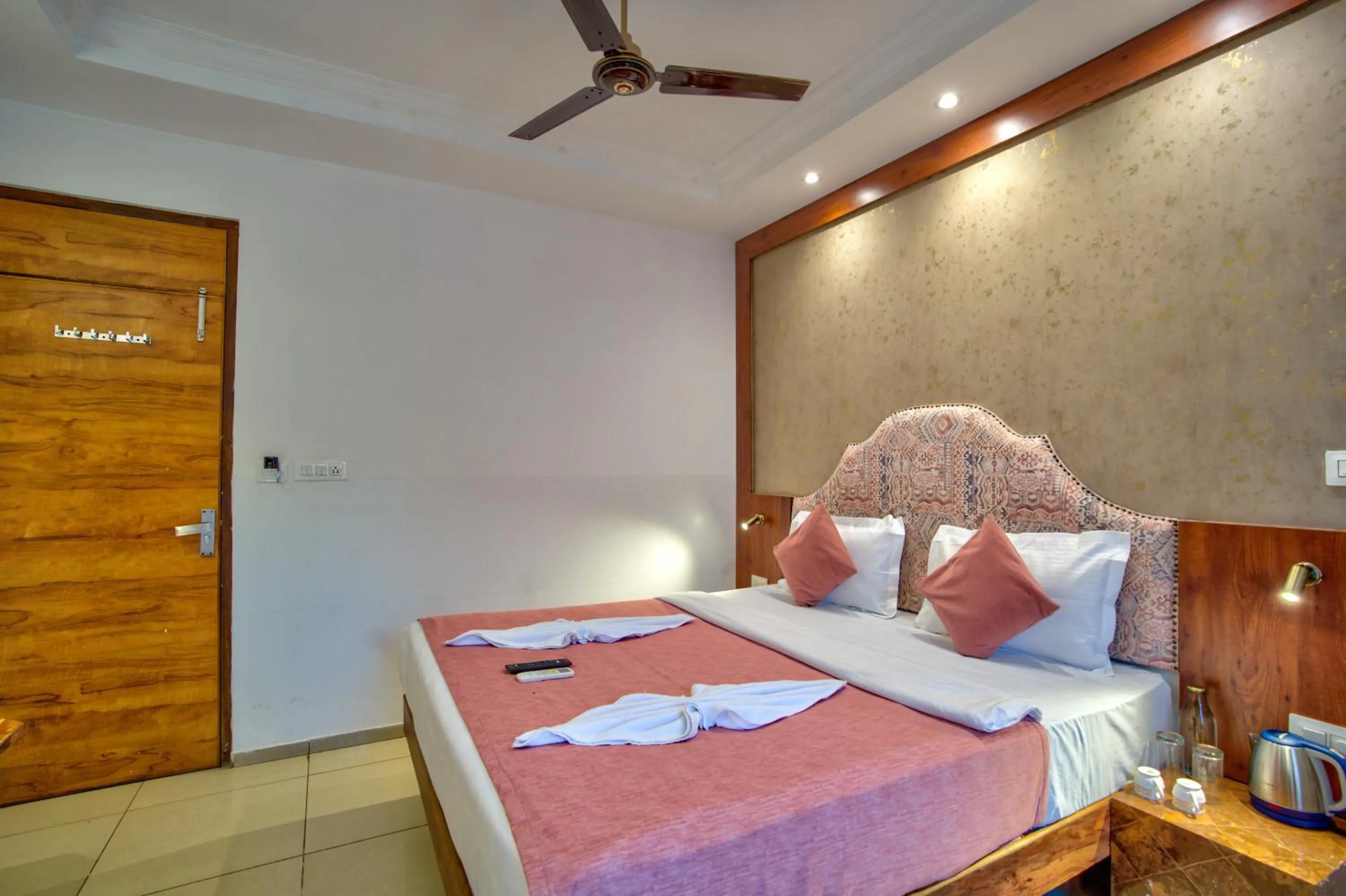 Photo of the whole room, Bed in Hotel Sea Sapphire ,Calangute