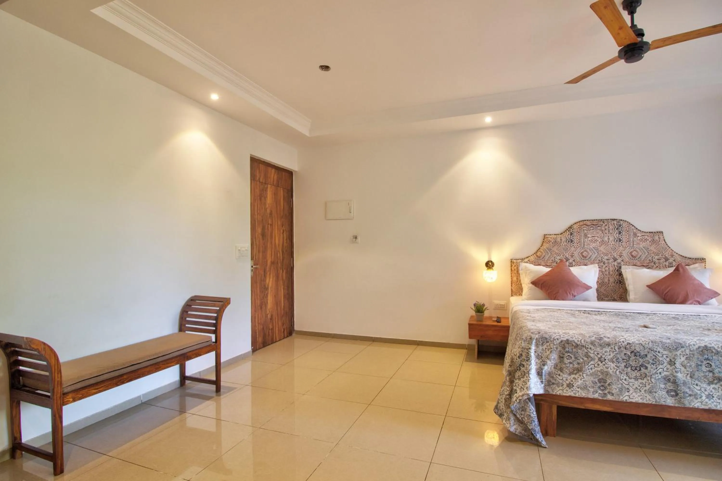 Photo of the whole room, Bed in Hotel Sea Sapphire ,Calangute