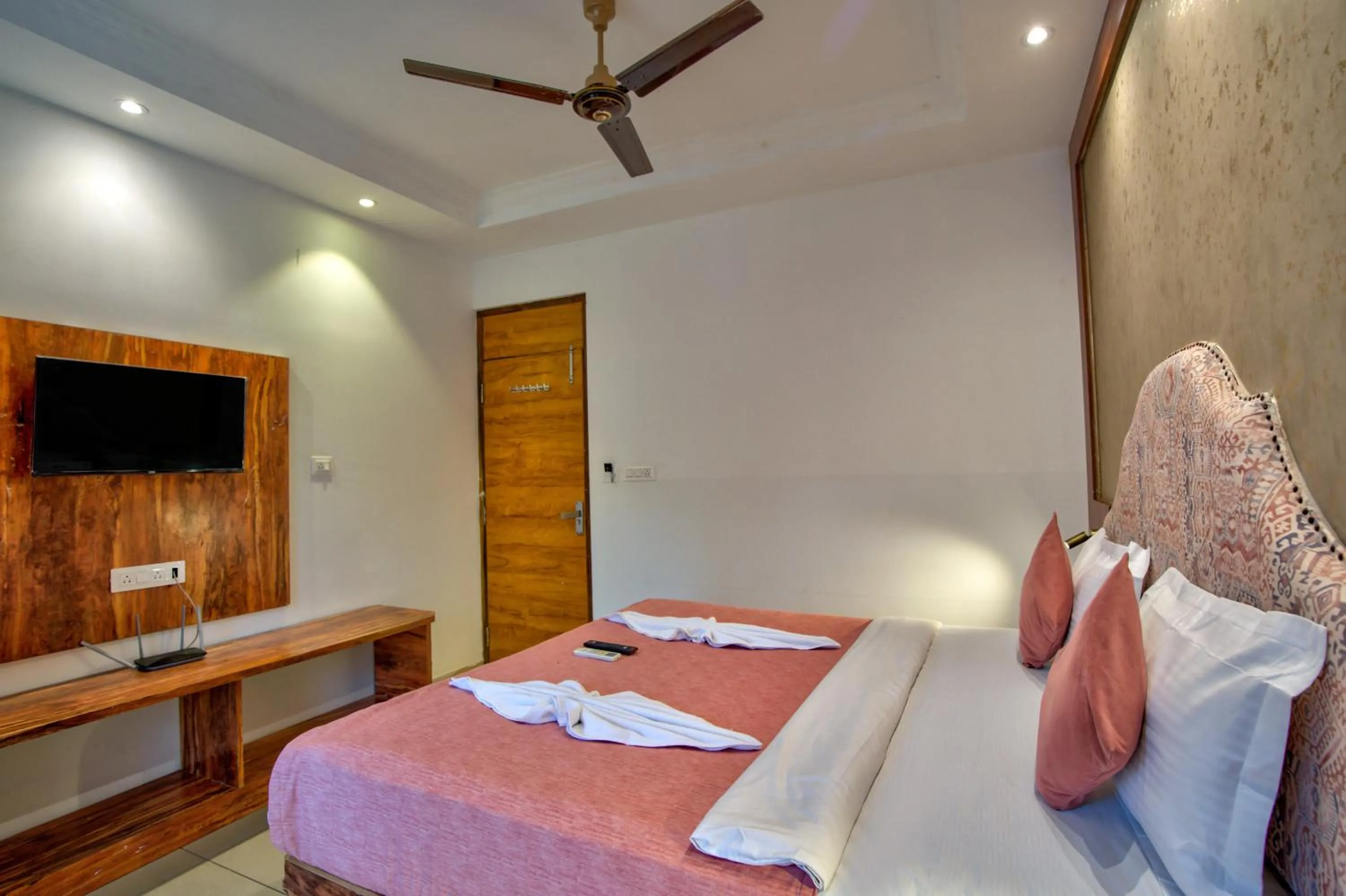 Bedroom, Bed in Hotel Sea Sapphire ,Calangute