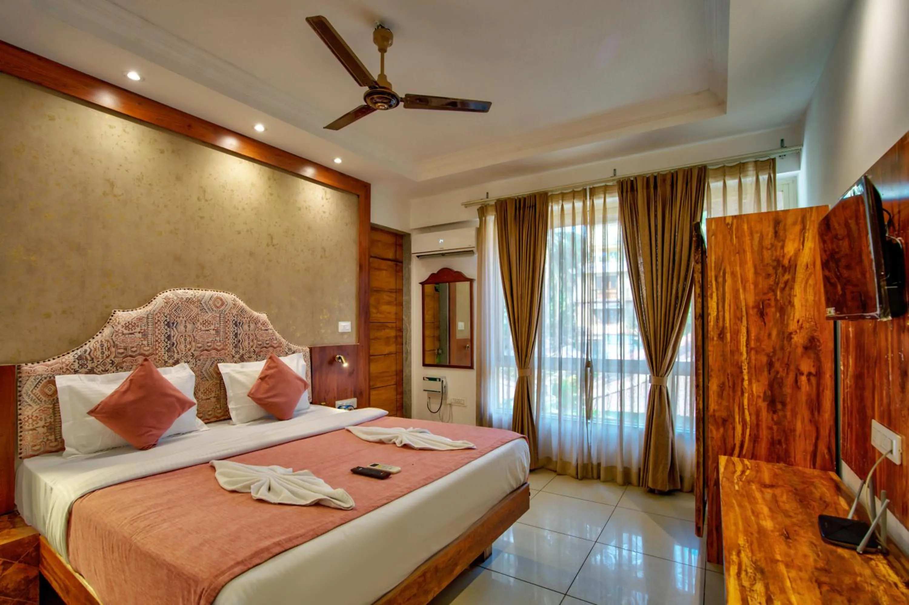 Photo of the whole room, Bed in Hotel Sea Sapphire ,Calangute