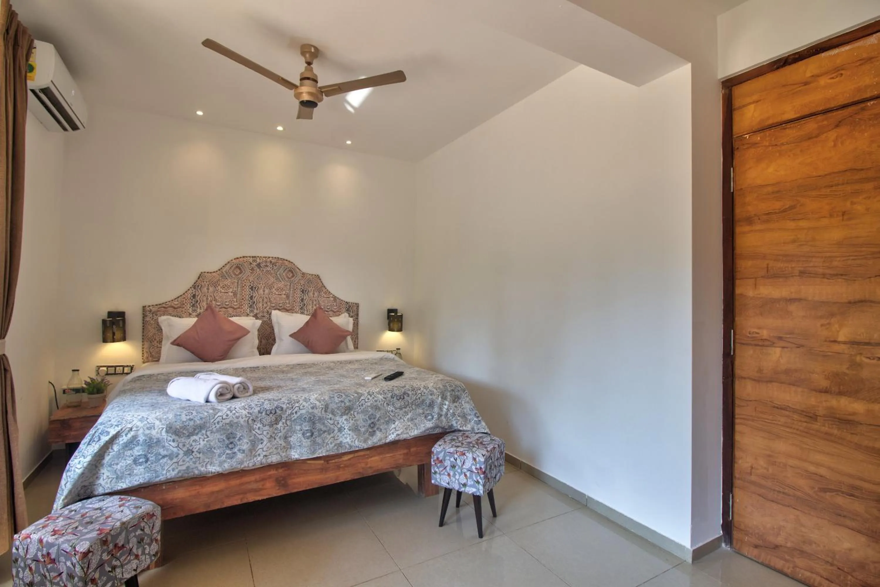 Photo of the whole room, Bed in Hotel Sea Sapphire ,Calangute