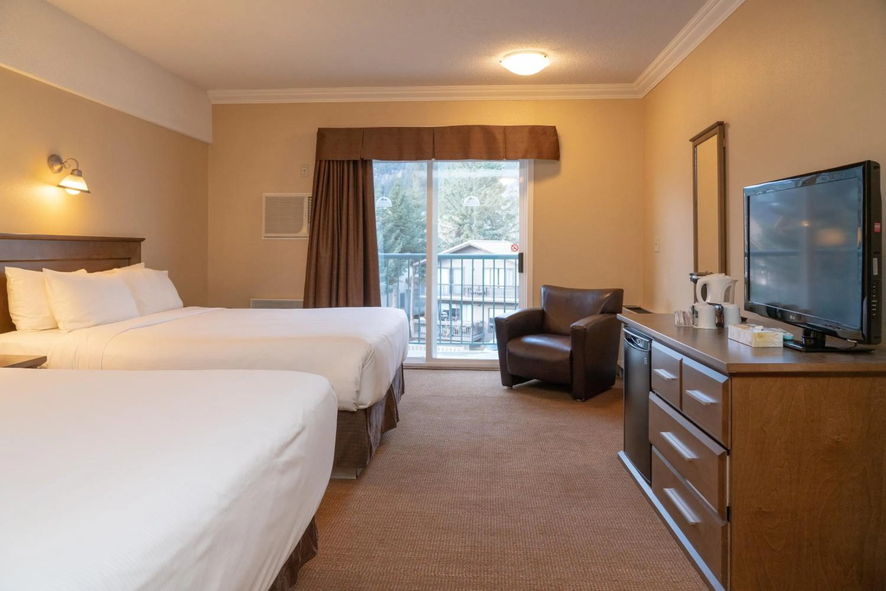 Photo of the whole room, Bed in Irwin's Mountain Inn