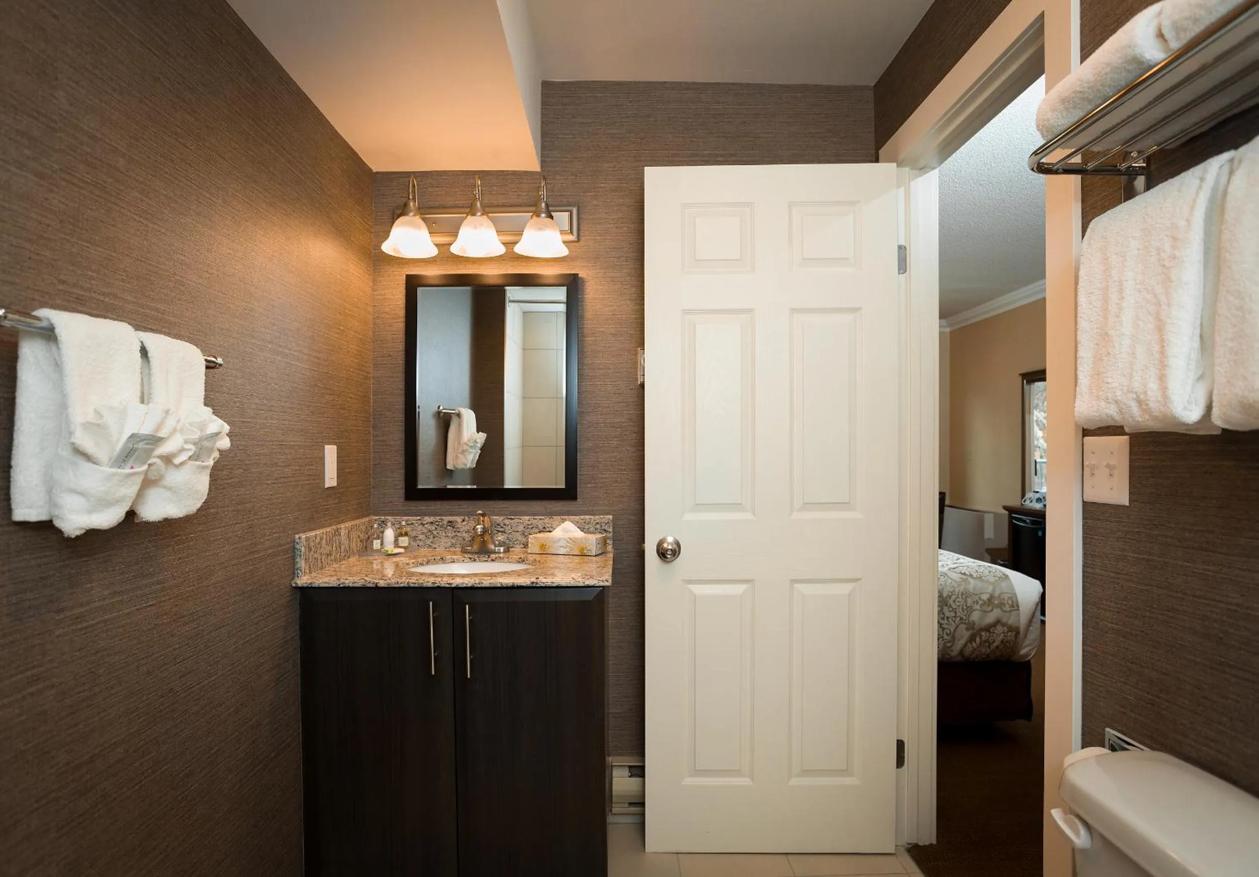 Bathroom, Bed in Irwin's Mountain Inn