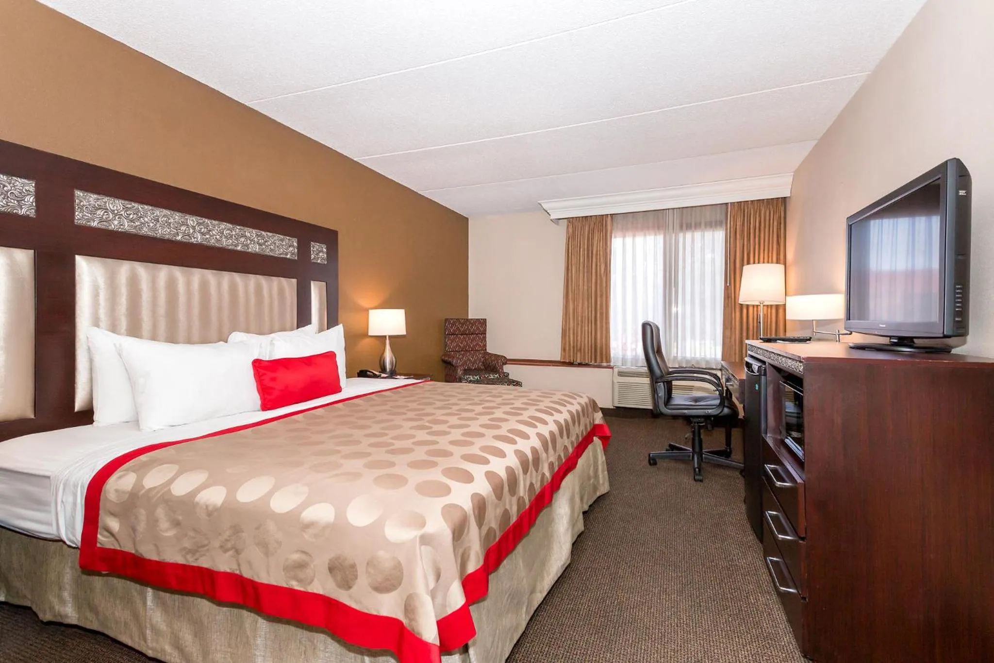 Bed in Ramada by Wyndham Plymouth Hotel & Conference Center