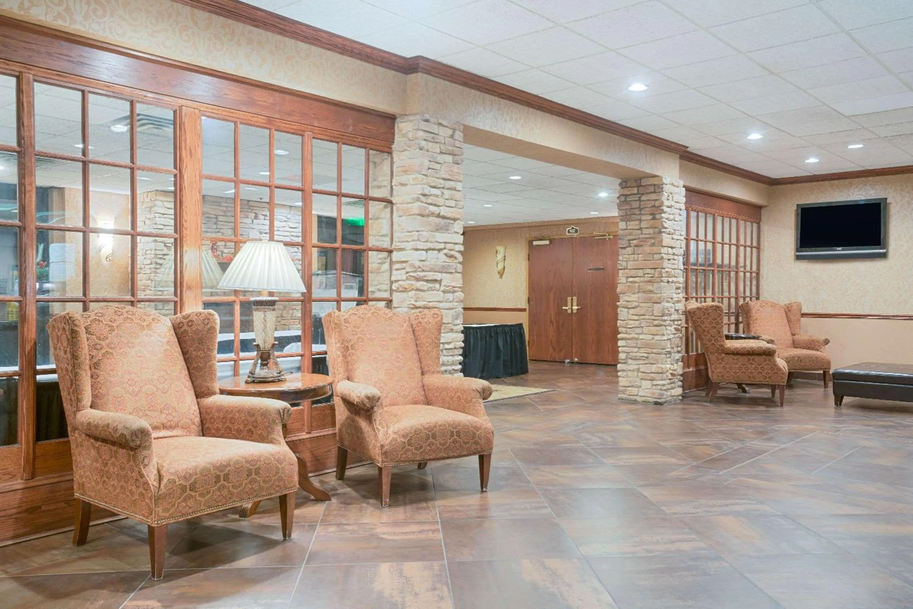 Lobby or reception in Ramada by Wyndham Plymouth Hotel & Conference Center