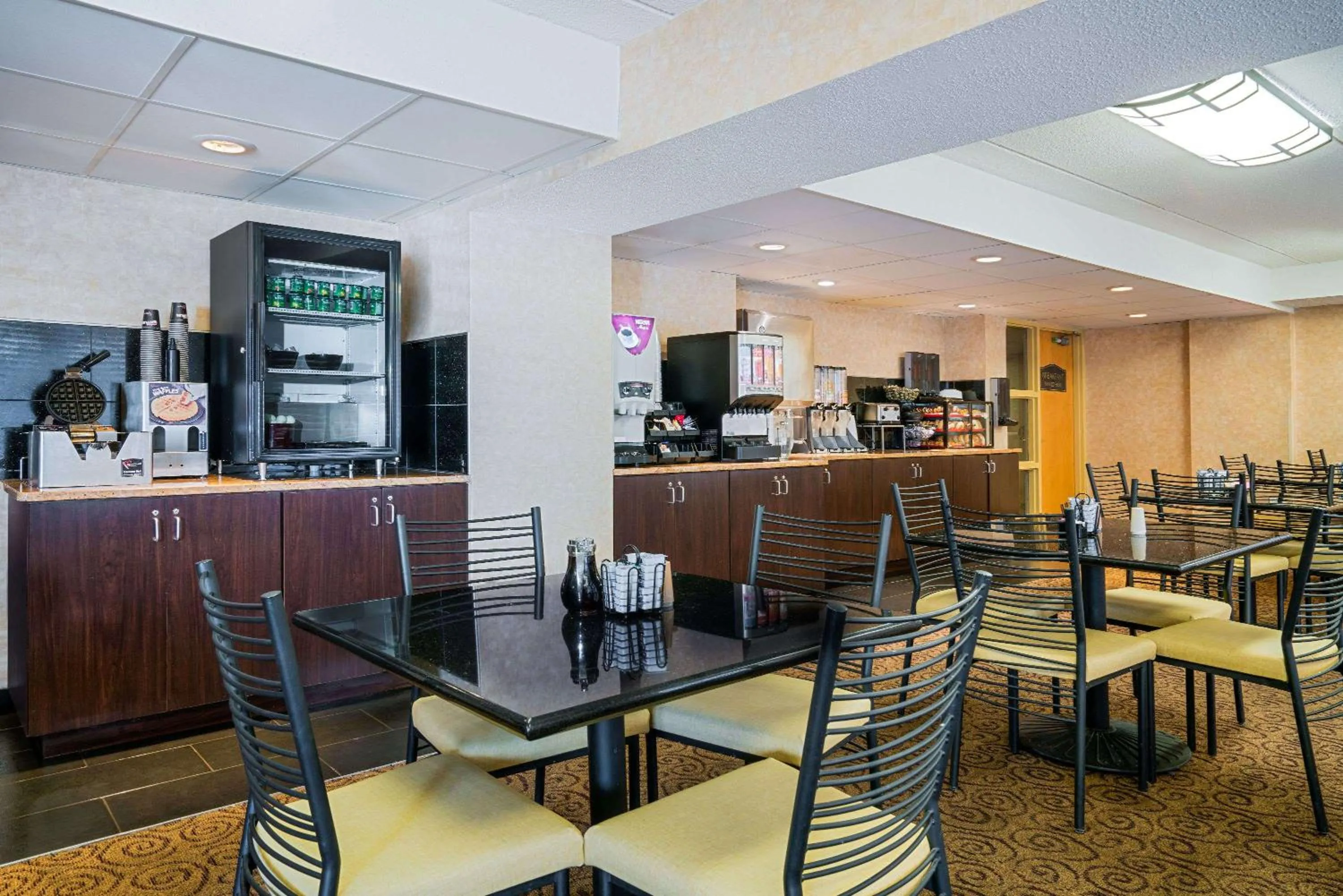 Restaurant/places to eat in Ramada by Wyndham Plymouth Hotel & Conference Center
