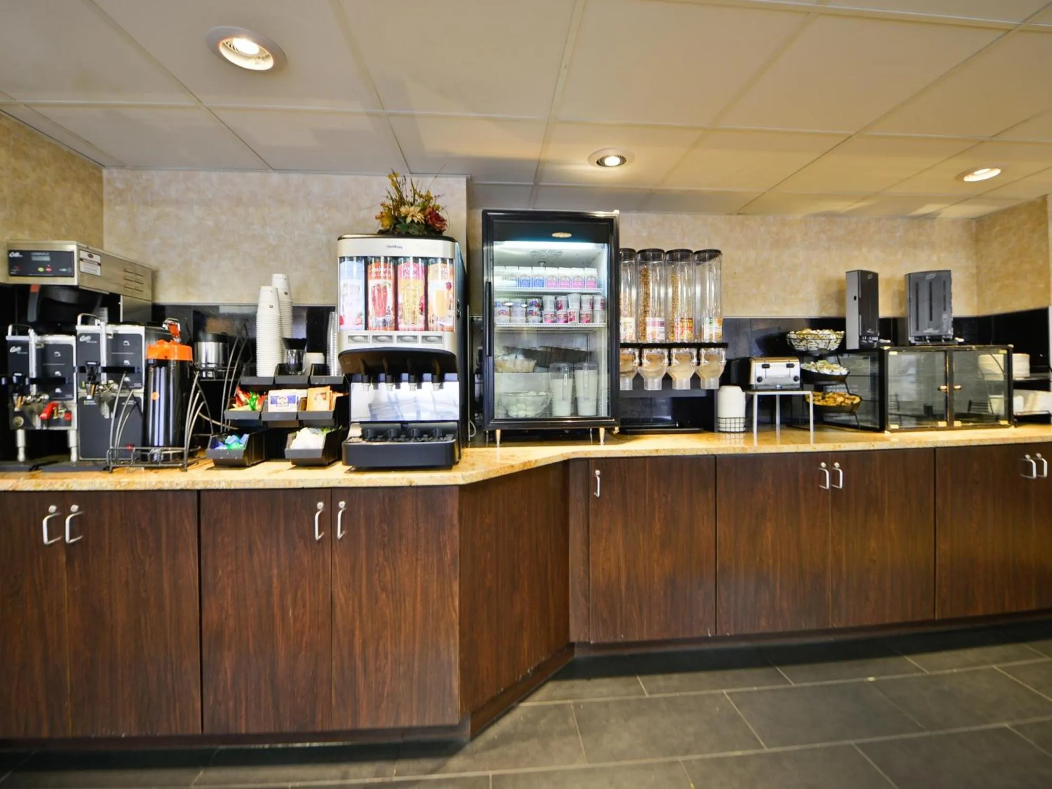 Restaurant/places to eat in Ramada by Wyndham Plymouth Hotel & Conference Center