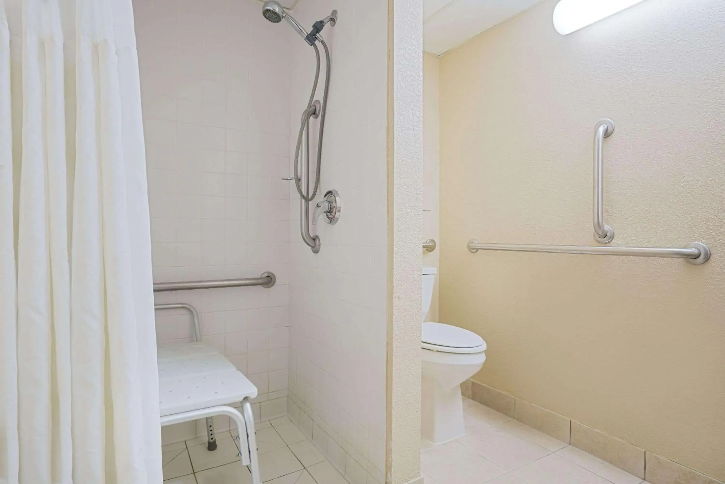 Queen Room with Roll-In Shower - Disability Access/Non-Smoking in Ramada by Wyndham Plymouth Hotel & Conference Center Queen Room with Roll-In Shower - Disability Access/Non-Smoking in Ramada by Wyndham Plymouth Hotel & Conference Center