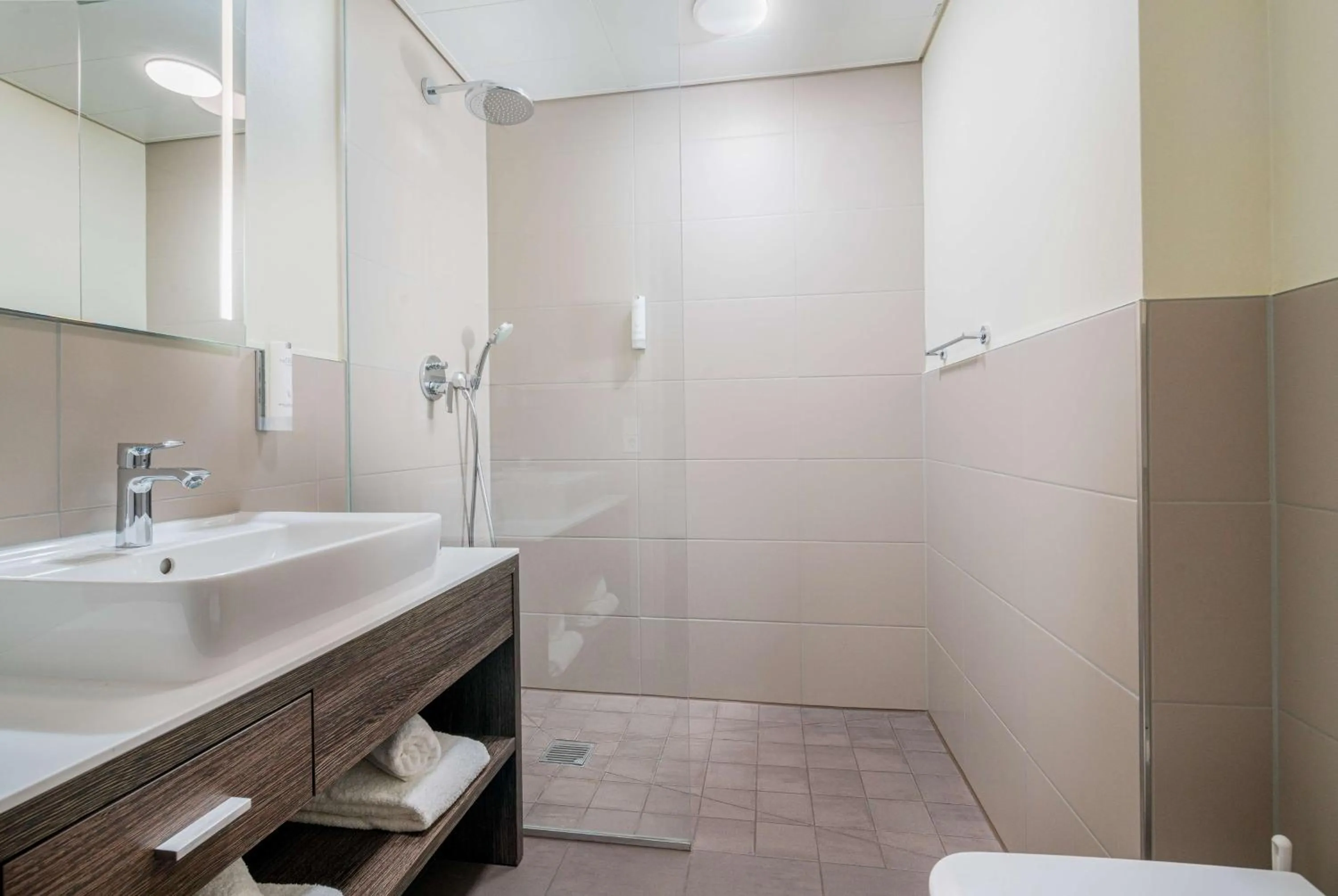 Bathroom in Best Western Hotel Airport Frankfurt