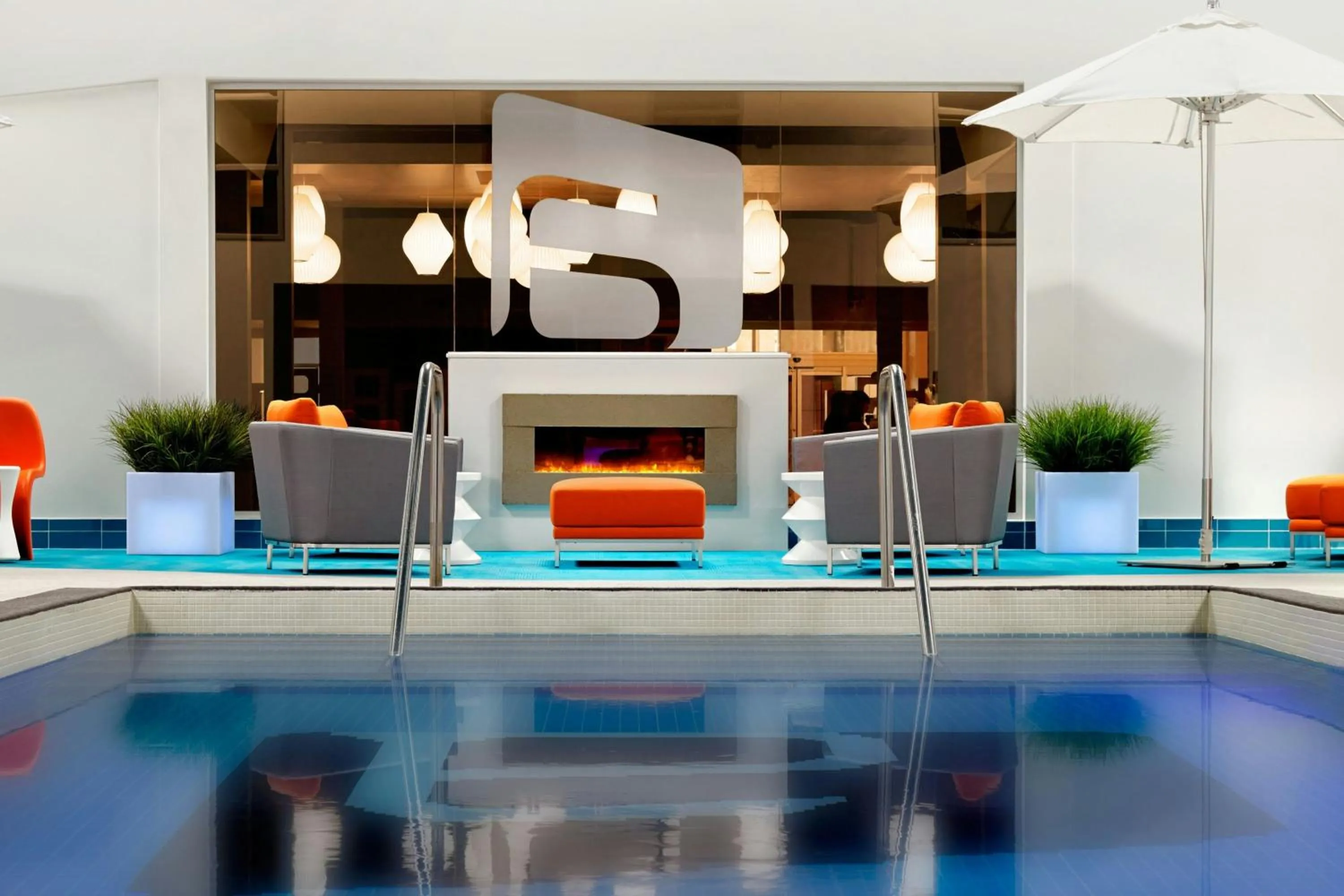 Swimming pool in Aloft Hotel Calgary University