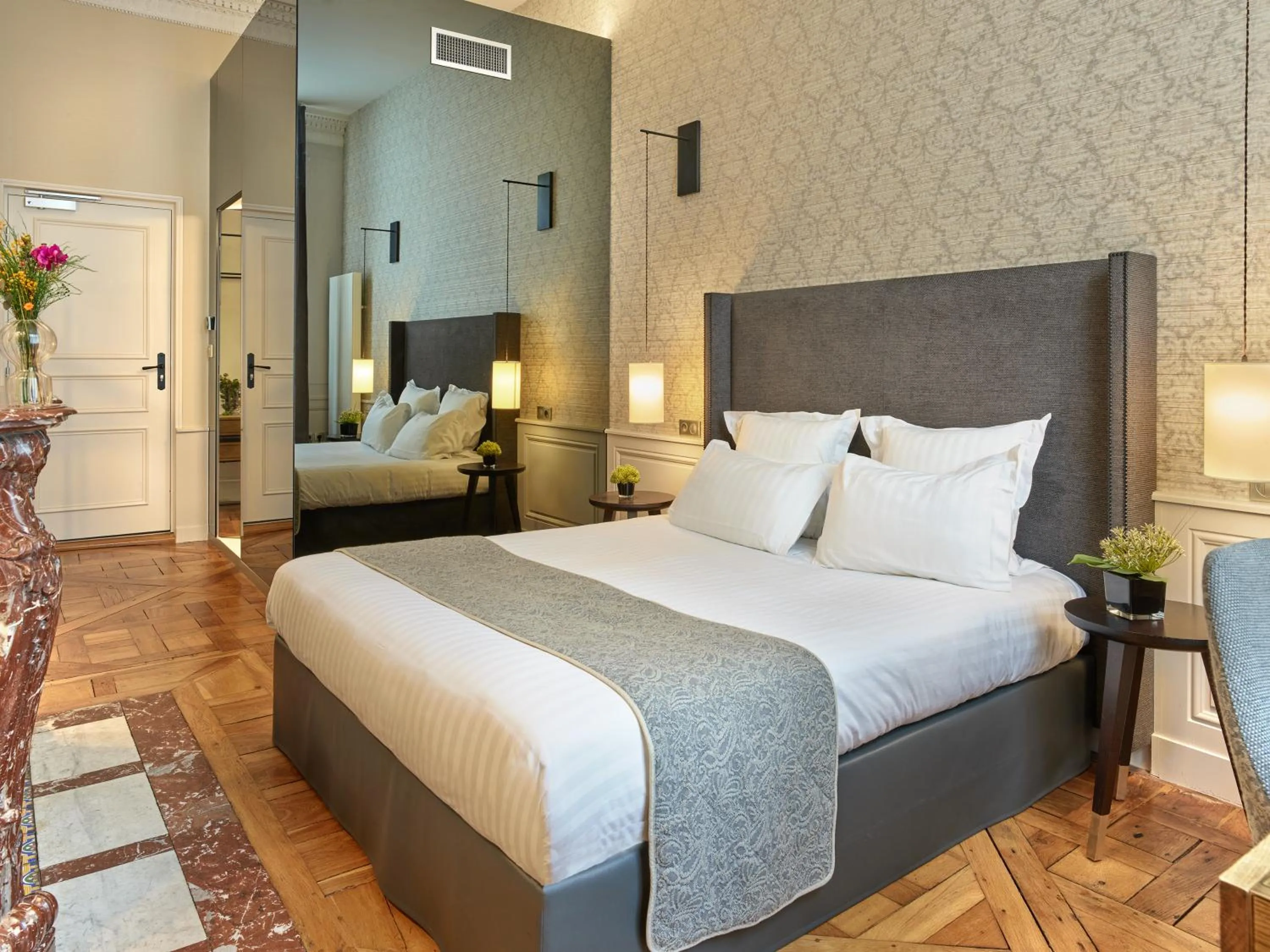 Bedroom, Bed in Hotel De Guise Nancy Vieille Ville