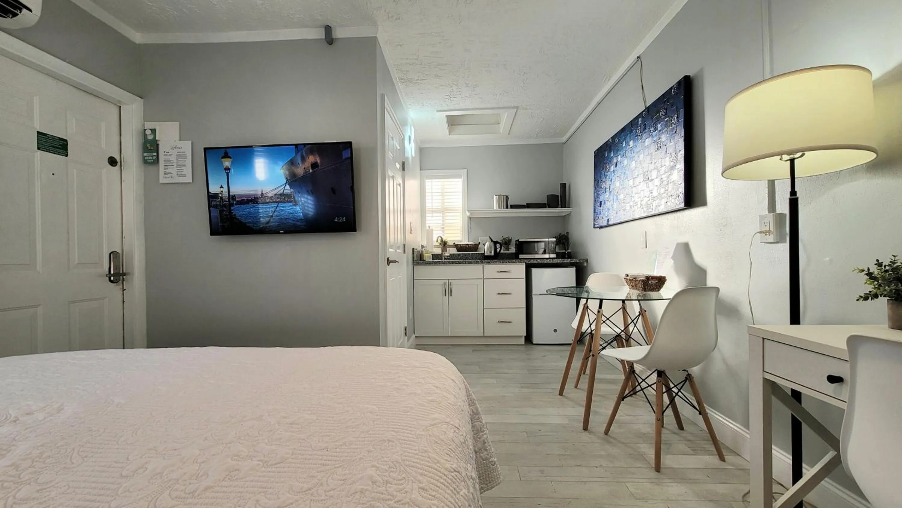 Photo of the whole room, Bed in Barefoot mailman motel