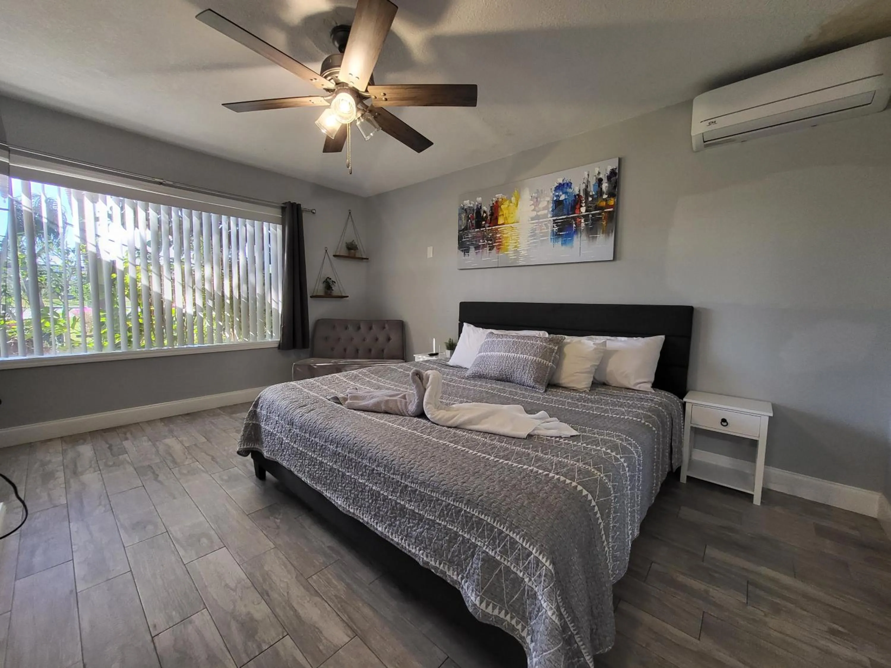 Bedroom, Bed in Barefoot mailman motel