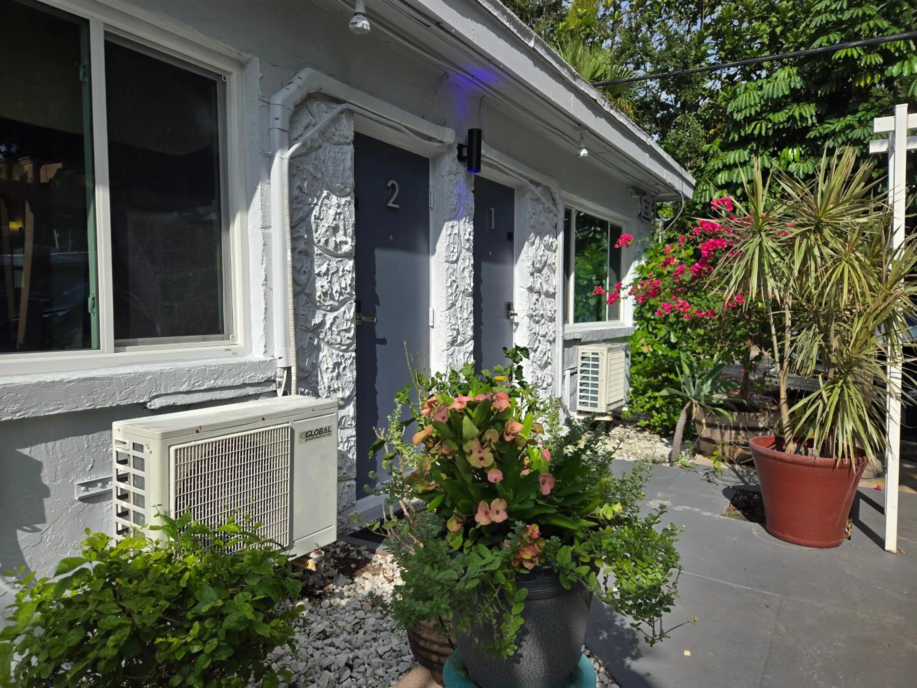 Property building in Barefoot mailman motel