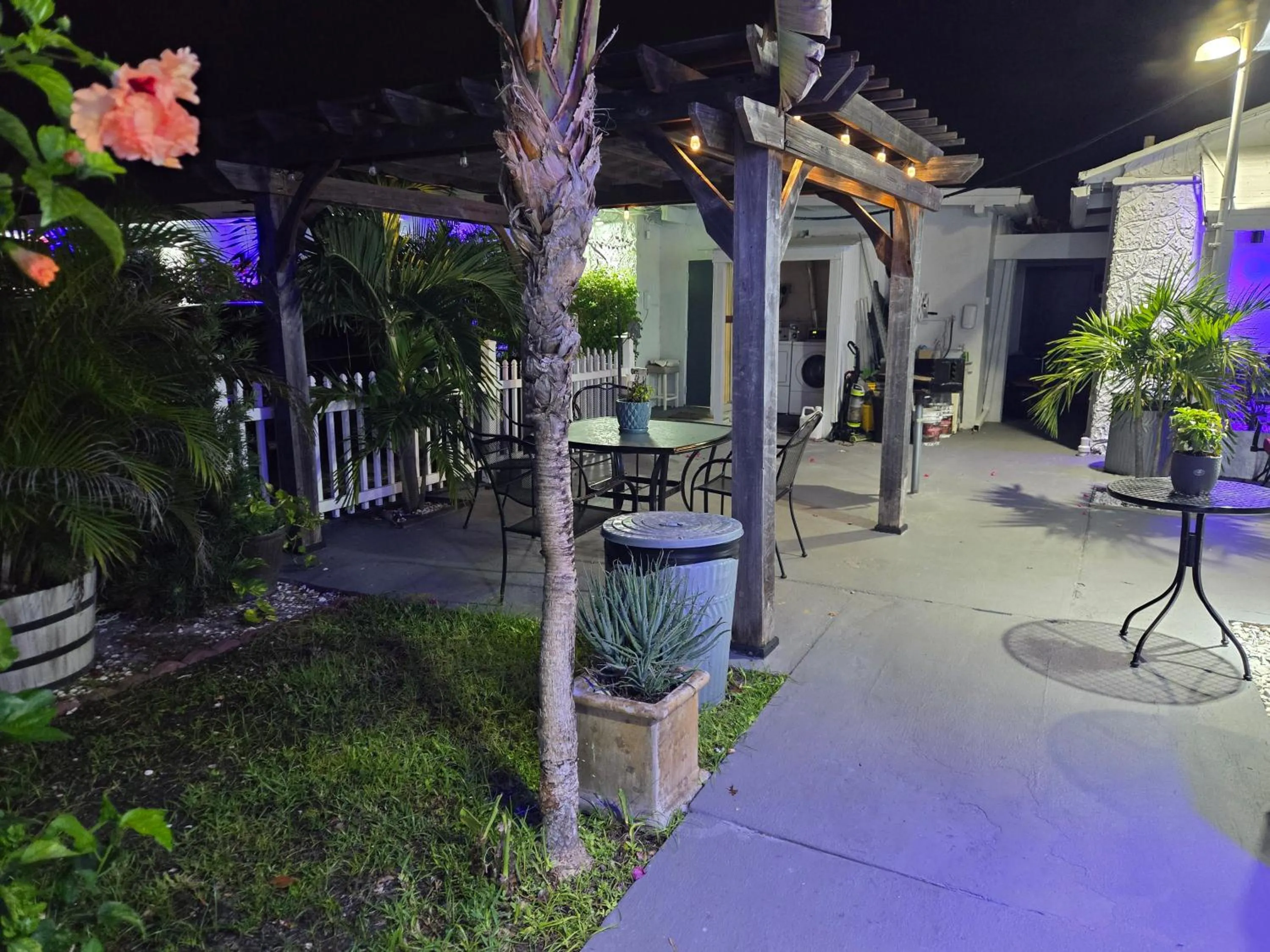 Property building in Barefoot mailman motel