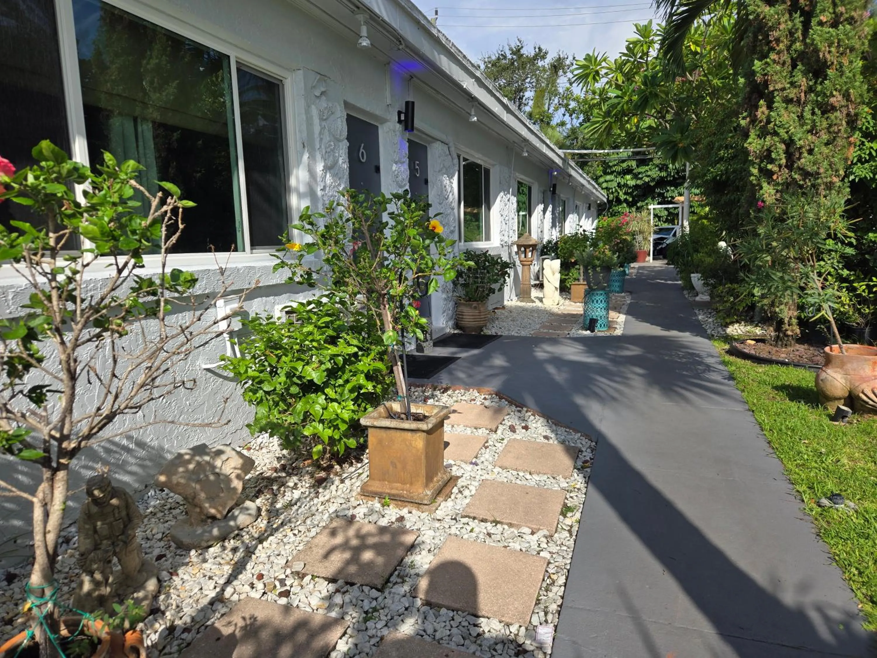 Property building in Barefoot mailman motel