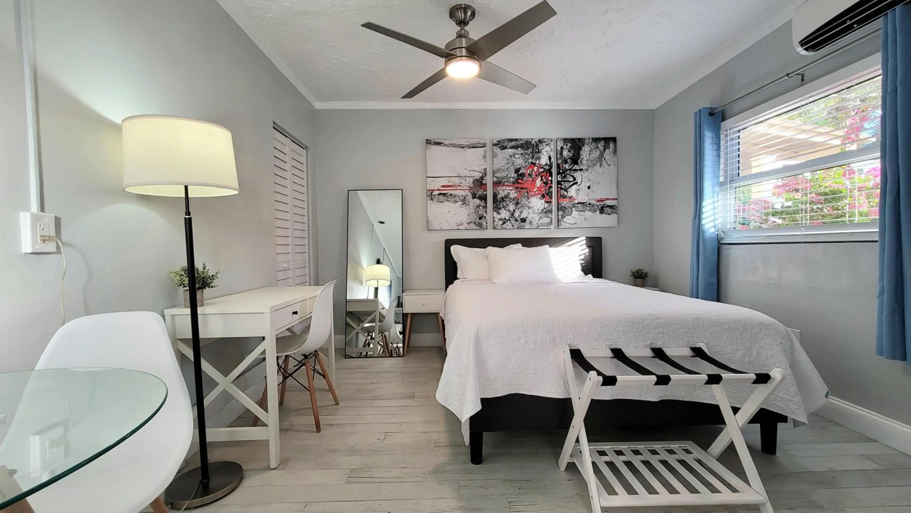 Bedroom, Bed in Barefoot mailman motel