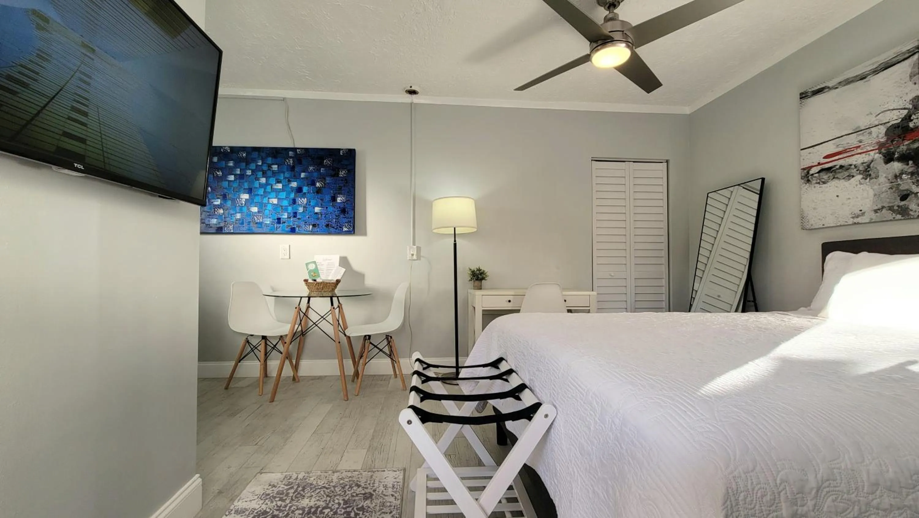 Bedroom, Bed in Barefoot mailman motel