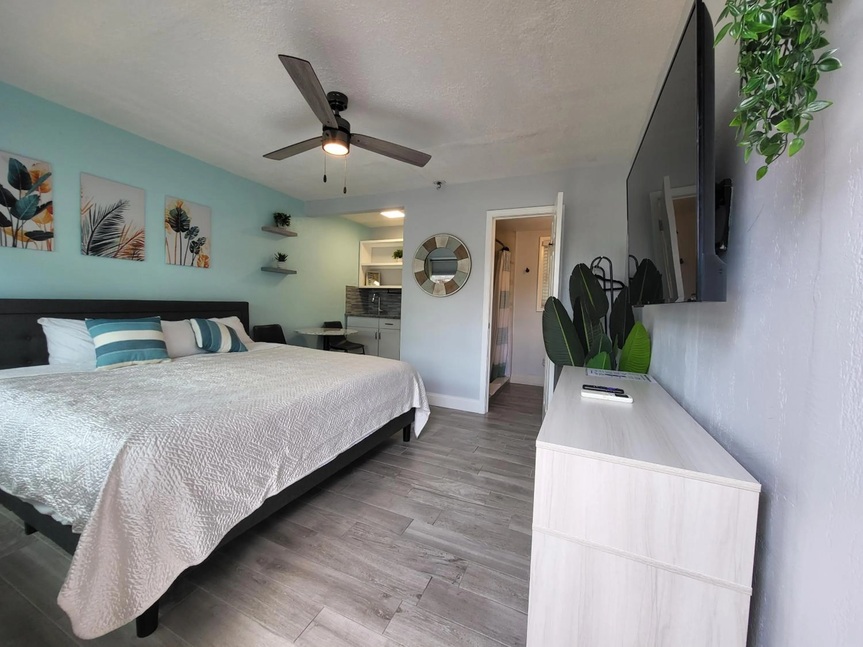 Photo of the whole room, Bed in Barefoot mailman motel