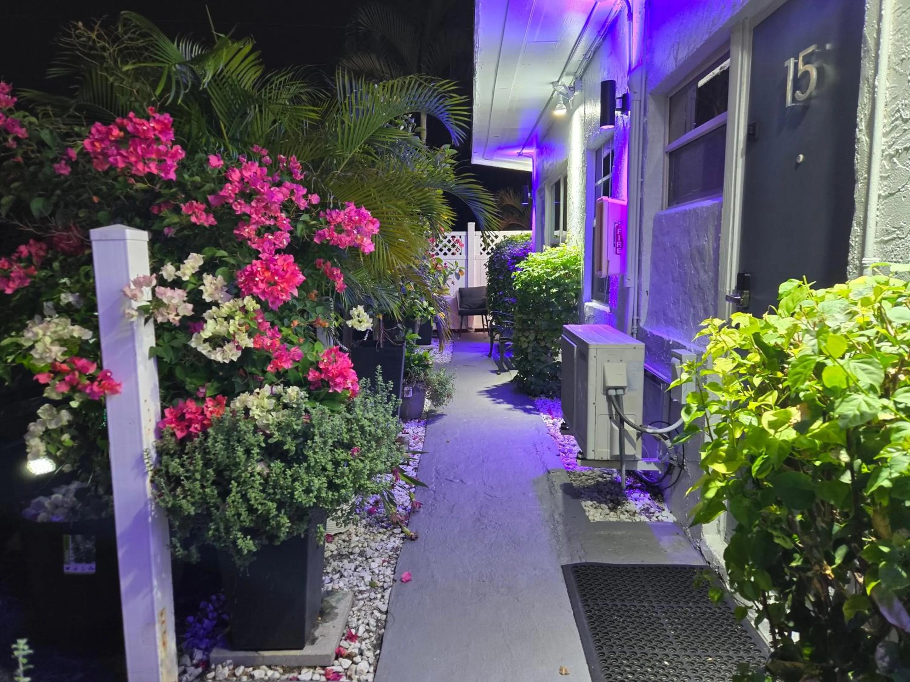 Property building in Barefoot mailman motel