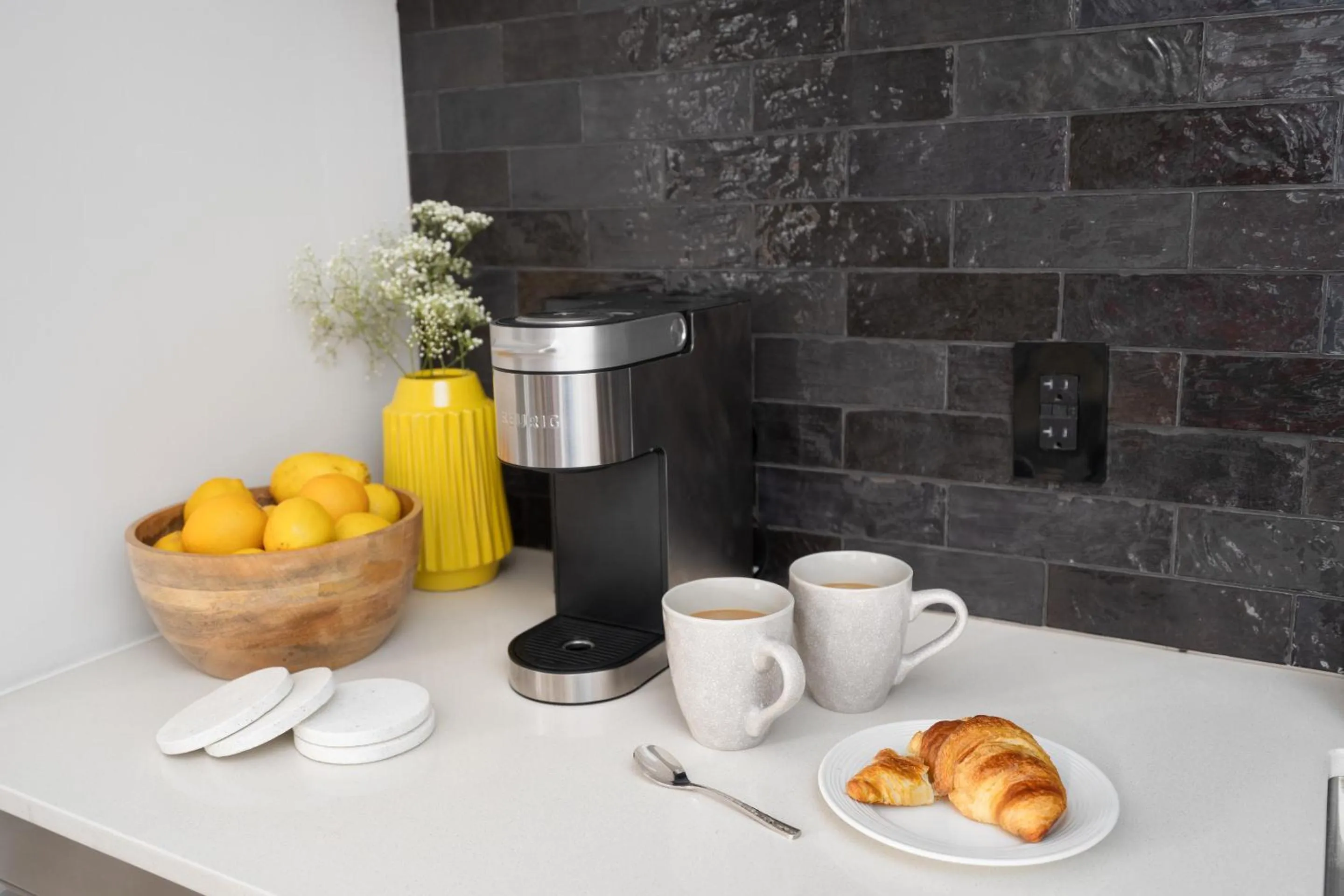 Coffee/tea facilities in François-Denis Apartments