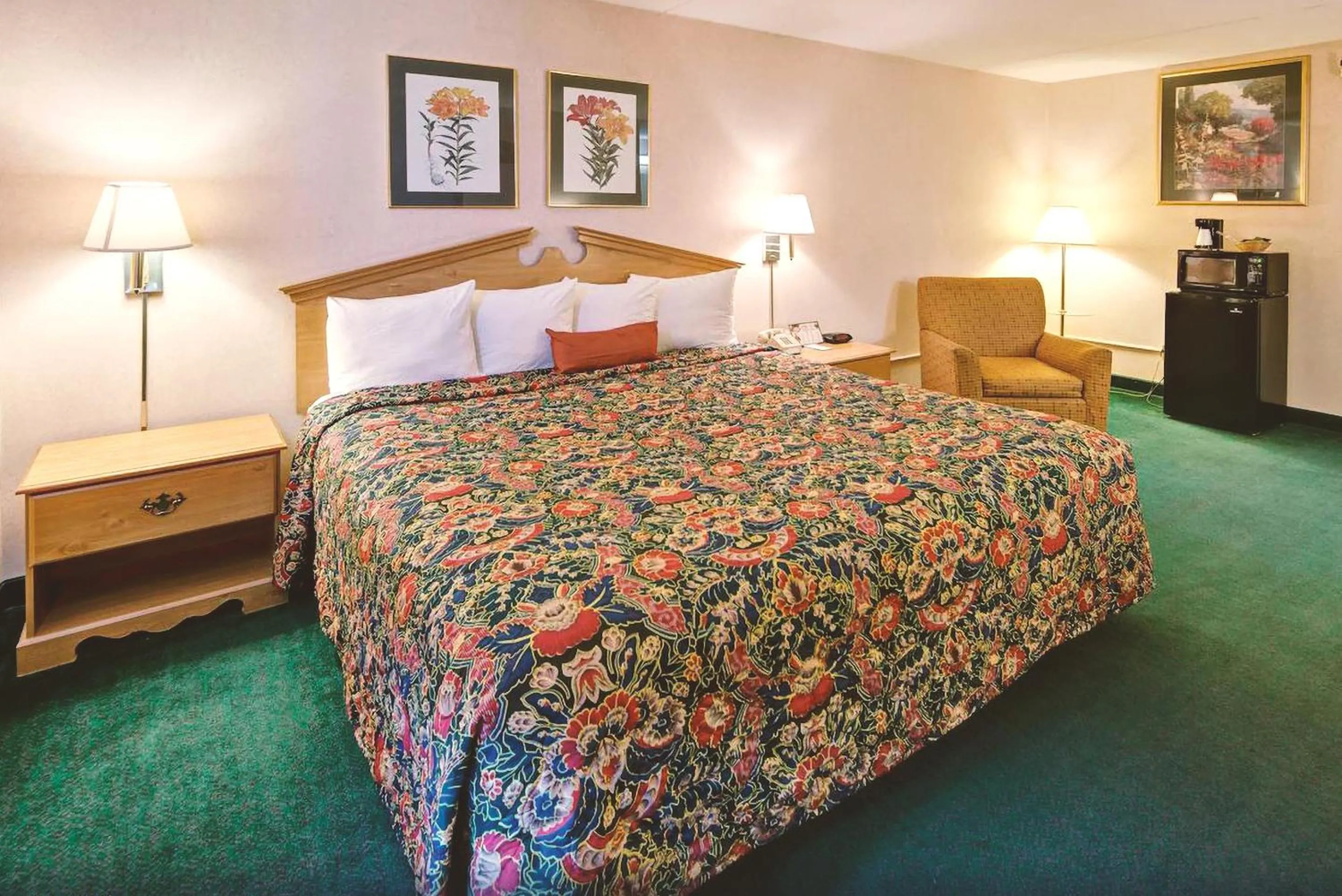 Superior King Room in Key Inn Roseville