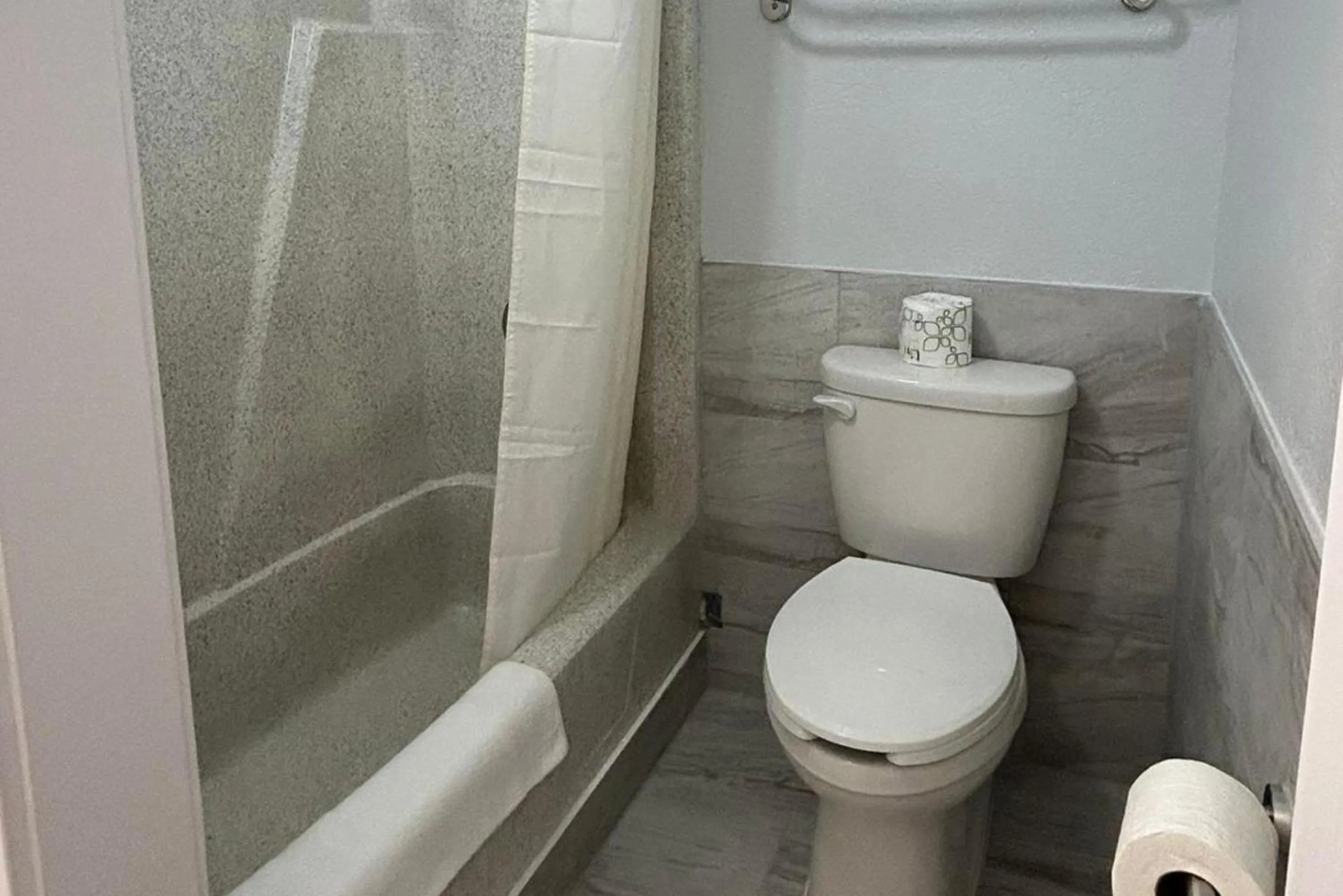 Bathroom in Key Inn Roseville