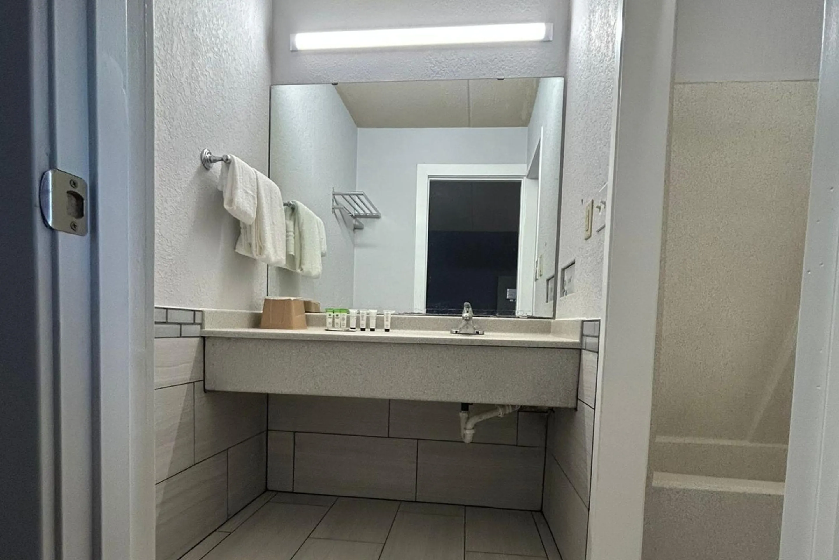 Bathroom in Key Inn Roseville