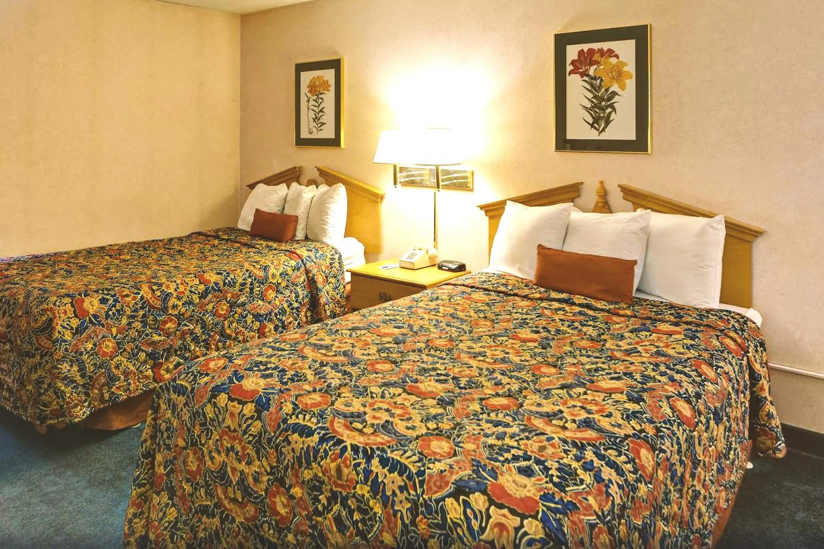 Deluxe Double Room with Two Double Beds in Key Inn Roseville